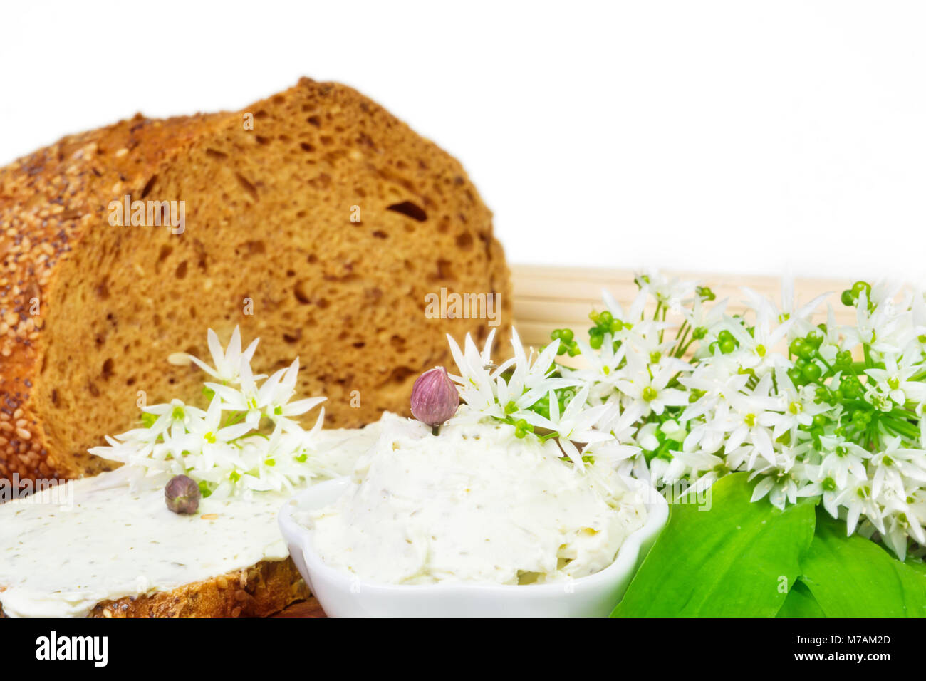 La crème d'ail sauvage, du pain et de l'ail sauvage en fleurs Banque D'Images