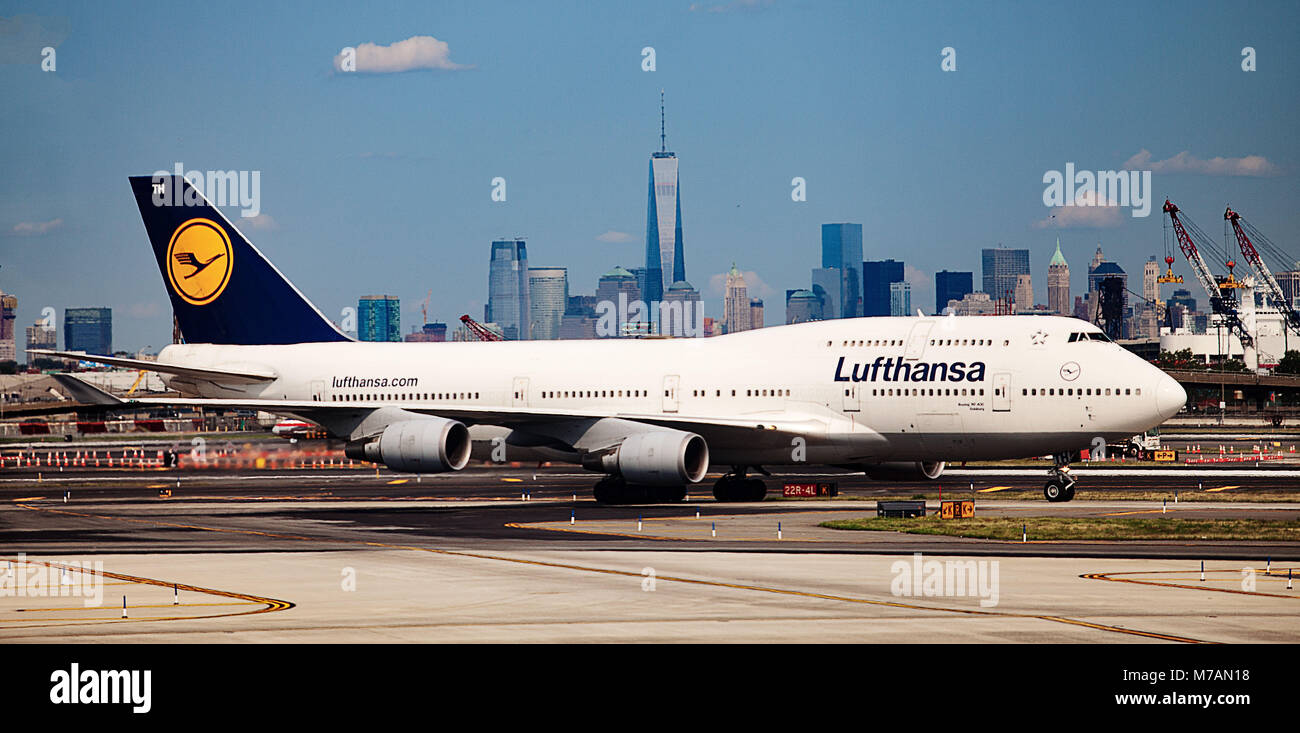 Boeing 747-400, Lufthansa, l'aéroport de Newark, New York City Banque D'Images