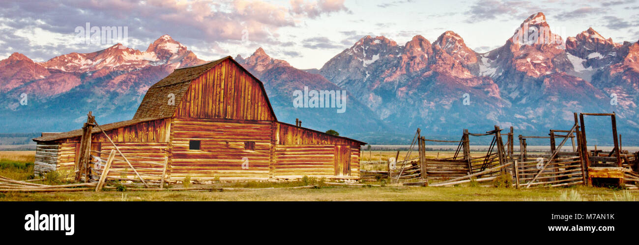 Les USA, Wyoming, Grand Tetons National Park, grange, de montagnes, de la lumière du matin Banque D'Images