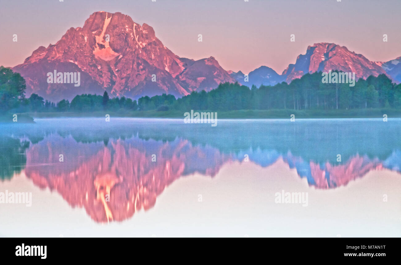 Les USA, Wyoming, Grand Tetons National Park, mountain range, sunrise Banque D'Images