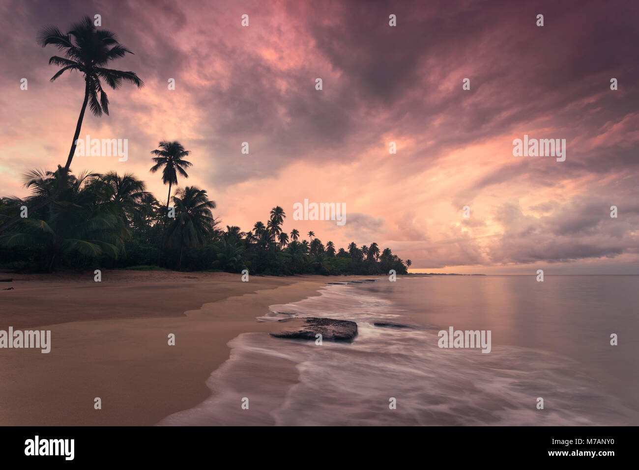 Plage de rêve dans le coucher du soleil des Caraïbes, Punta Vacia, Puerto Rico, l'île des Caraïbes, Banque D'Images