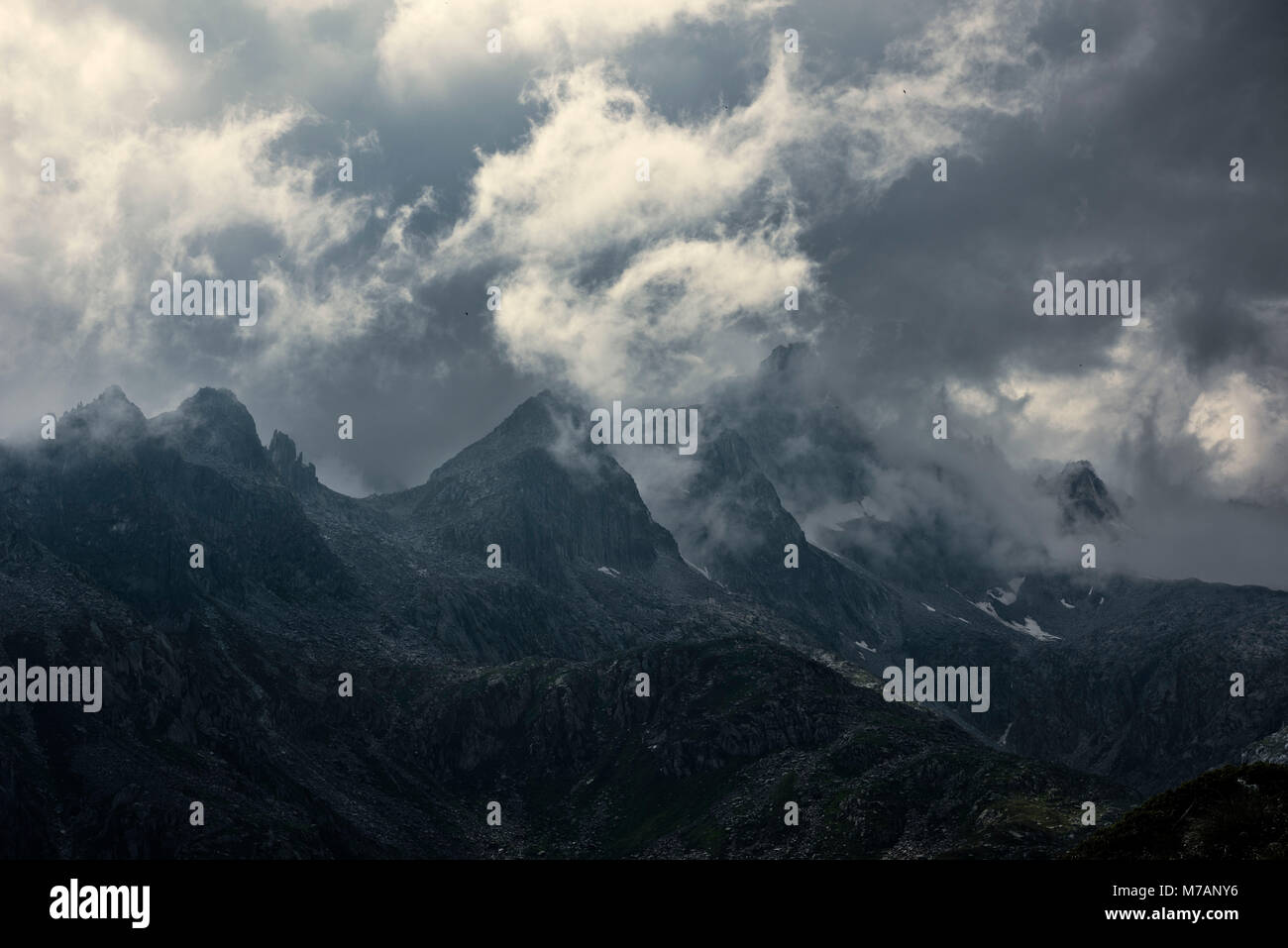 Dans Cornisello Cima orage lumière, Parc Naturel Adamello Brenta, Trentin, Italie Banque D'Images