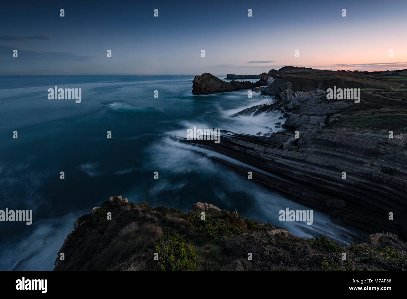 Playa Romantica près de Liencres en Cantabrie / Espagne, crépuscule avant le lever du soleil, baigné de lumière bleue, Banque D'Images