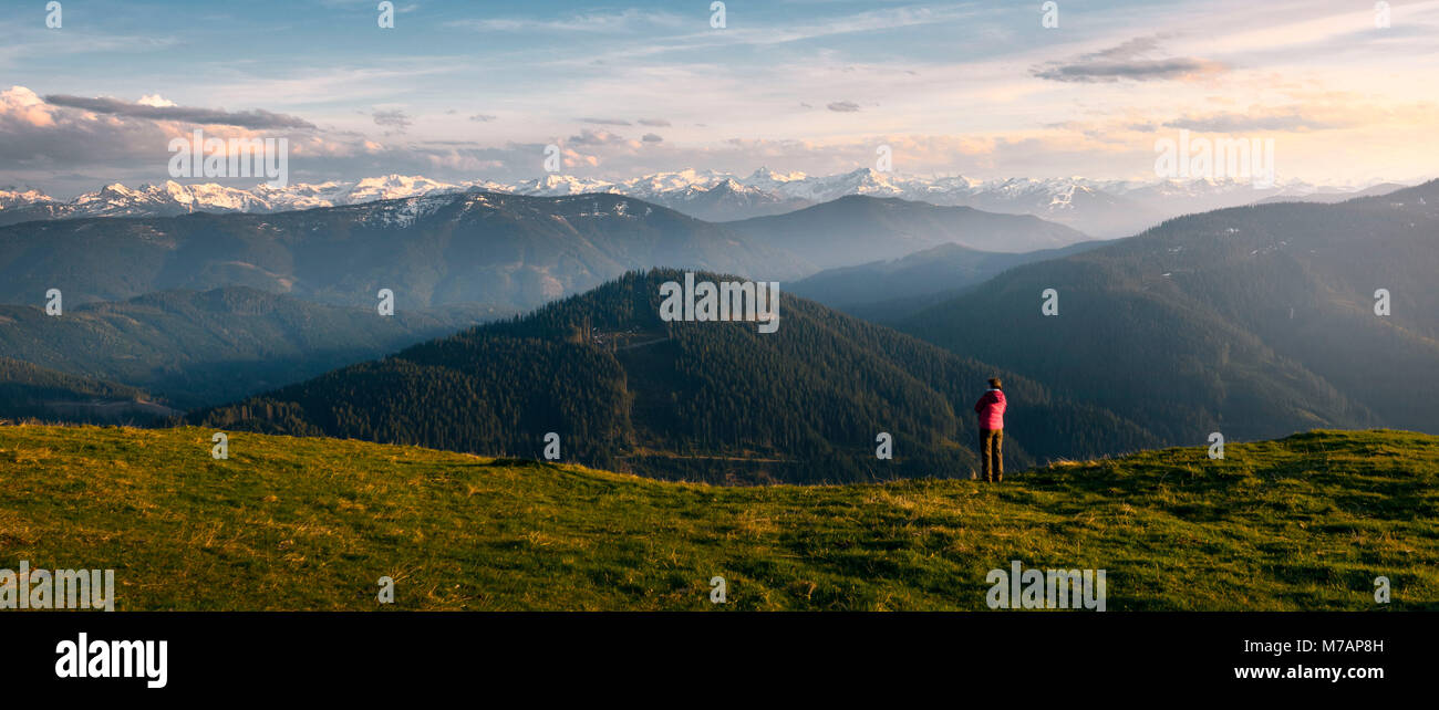 Randonneur dans paysage alpin à couper le souffle de l'avant dans les Alpes autrichiennes à montagne Bischofsmütze Banque D'Images