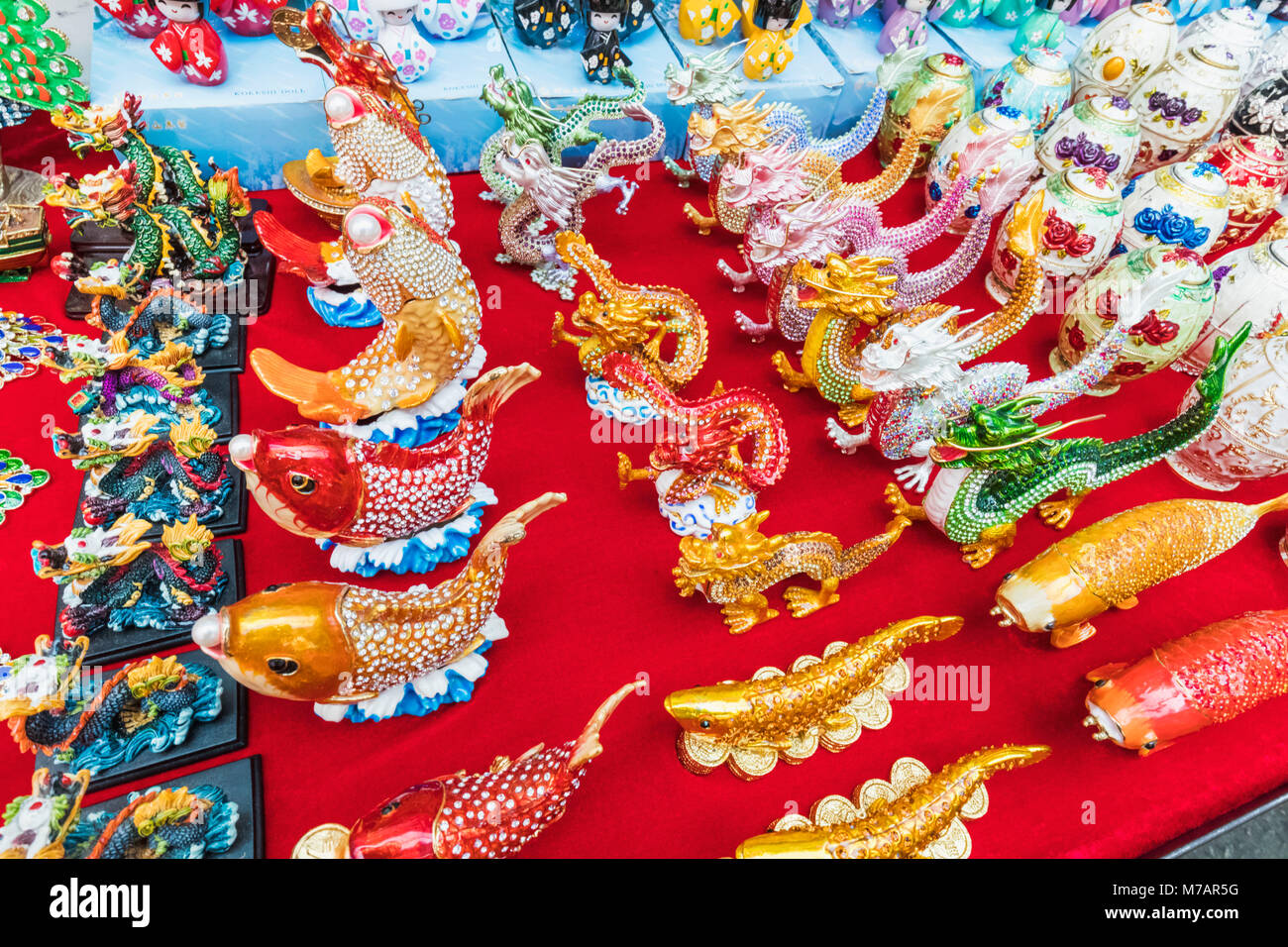 La Chine, Hong Kong, Mong Kok, Marché des Dames, l'affichage des figurines Goodluck Chinois Souvenirs Banque D'Images
