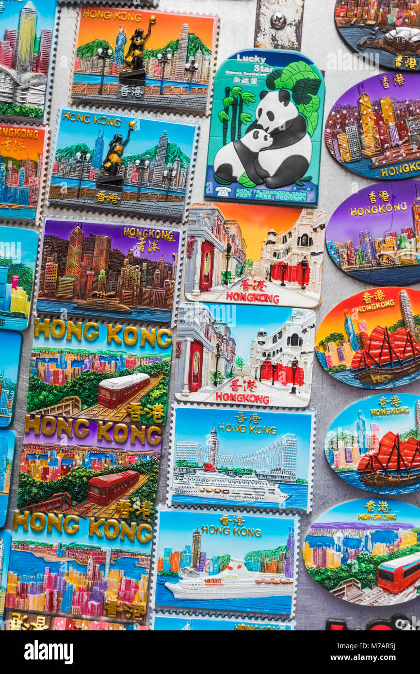 La Chine, Hong Kong, Mong Kok, Marché des Dames, l'affichage des aimants de réfrigérateur de souvenirs Banque D'Images