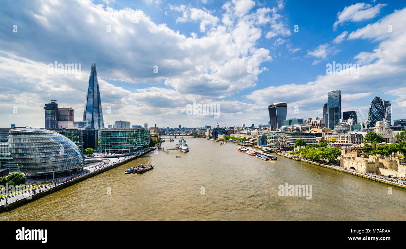 Des toits de Londres avec la rivière Thames Banque D'Images