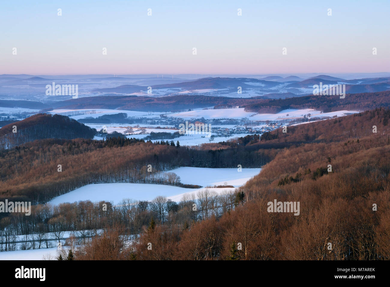 Paysage de montagne au coucher du soleil en hiver, Milseburg, Danzwiesen Rhoen, montagne, Hesse, Allemagne Banque D'Images