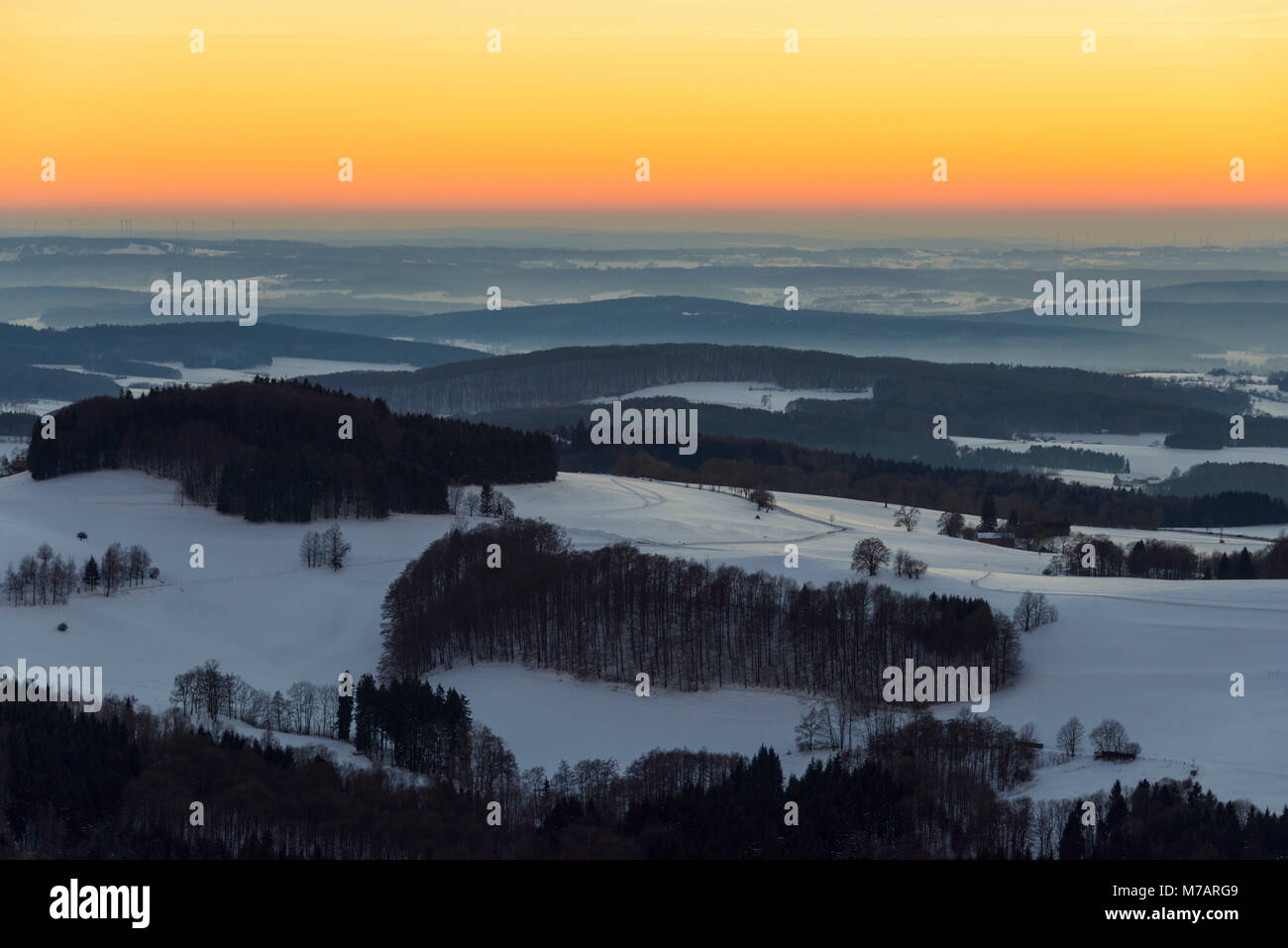 Paysage de montagne au coucher du soleil en hiver, Danzwiesen Milseburg Rhoen, montagne, Hesse, Allemagne Banque D'Images