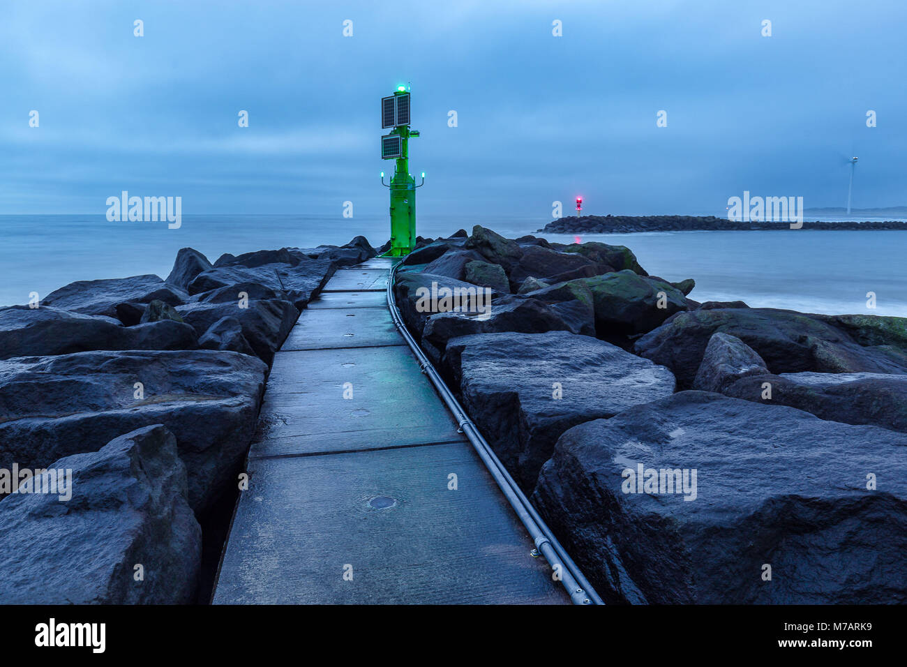 Hvide Sande breakwater après le coucher du soleil Banque D'Images