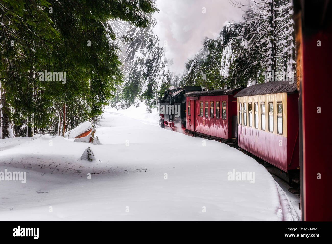 Trajet en train pour le Brocken dans paysage d'hiver Banque D'Images