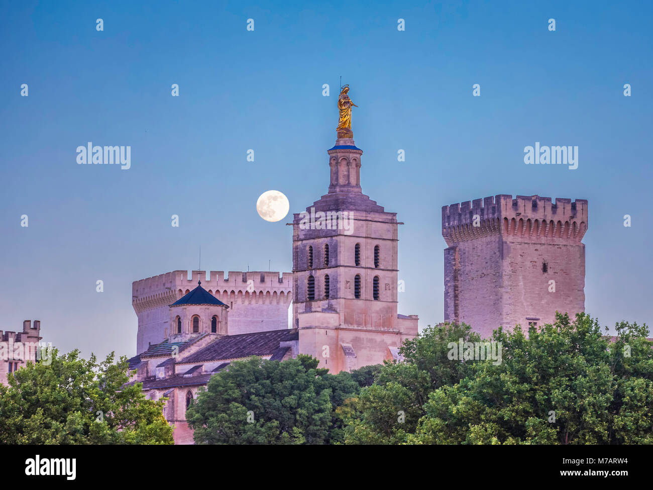 France, Provence, ville d'Avignon, le Palais des Papes skyline avec la lune, W.H., Banque D'Images