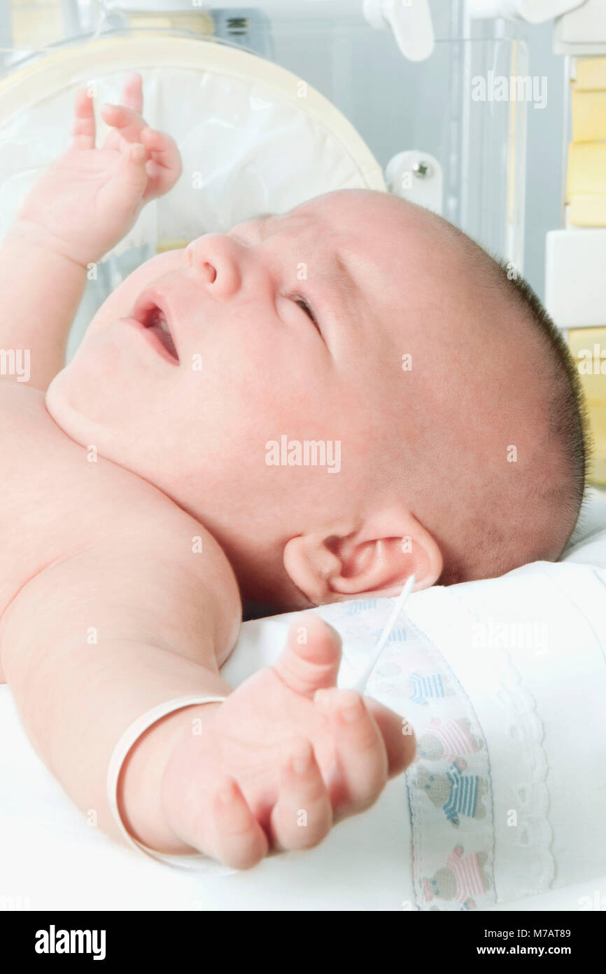 Bébé nouveau-né dans un hôpital Banque D'Images