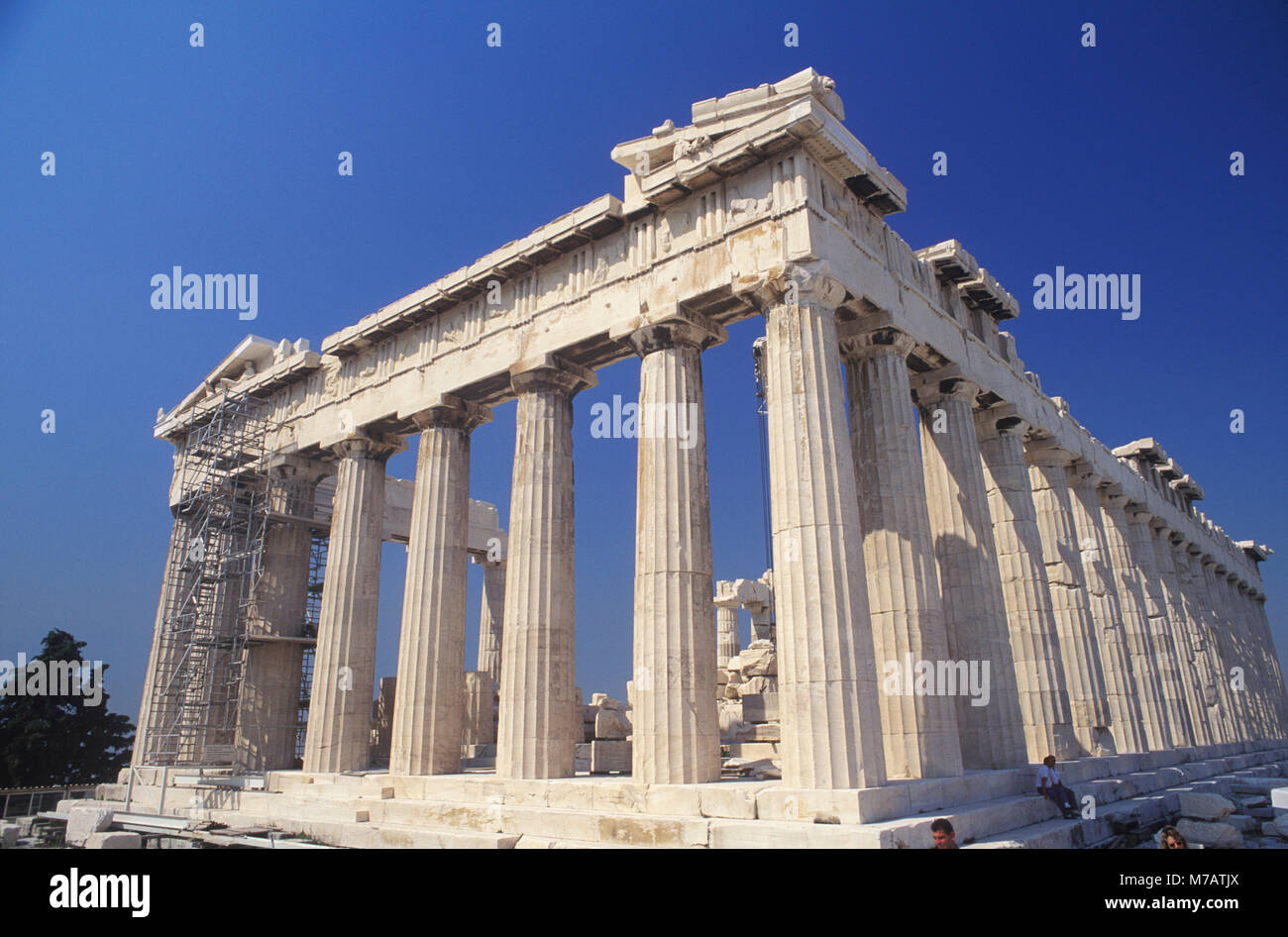 Low angle view of old ruin colonnades, Parthénon, Athènes, Grèce Banque D'Images