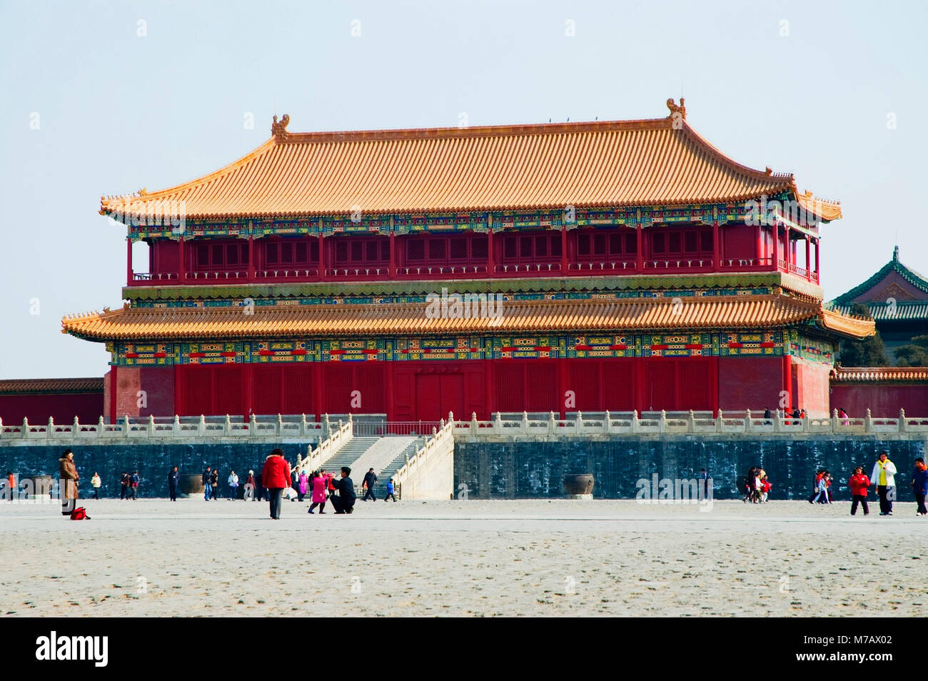 Les touristes en face d'un temple, de la Cité Interdite, Pékin, Chine Banque D'Images