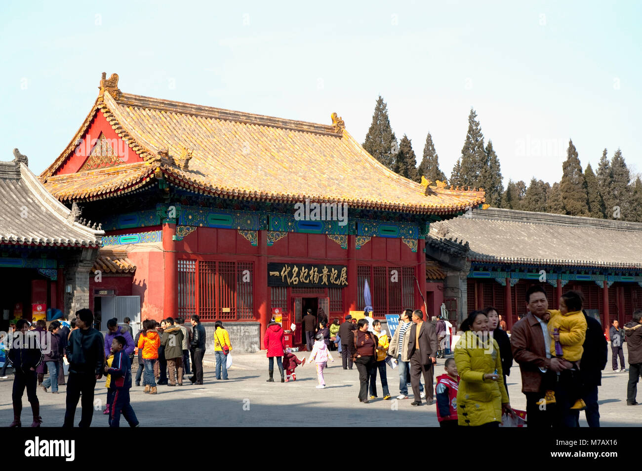 Les touristes à une cour d'un palais, la Cité Interdite, Pékin, Chine Banque D'Images