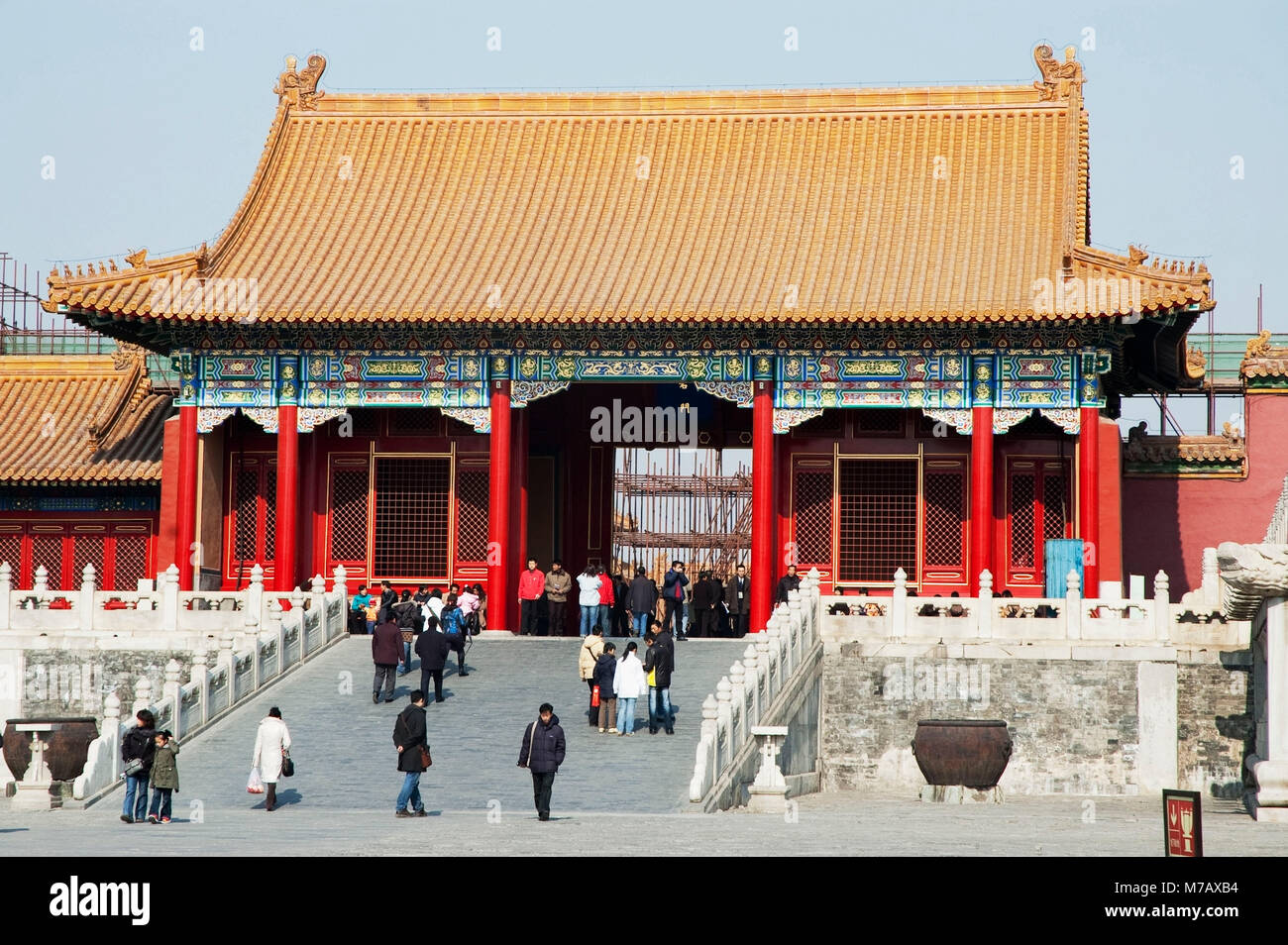 Les touristes dans un temple, de la Cité Interdite, Pékin, Chine Banque D'Images