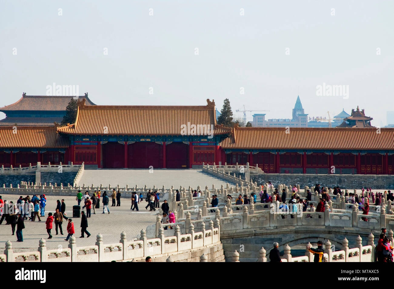 Les touristes à une cour, Forbidden City, Beijing, Chine Banque D'Images