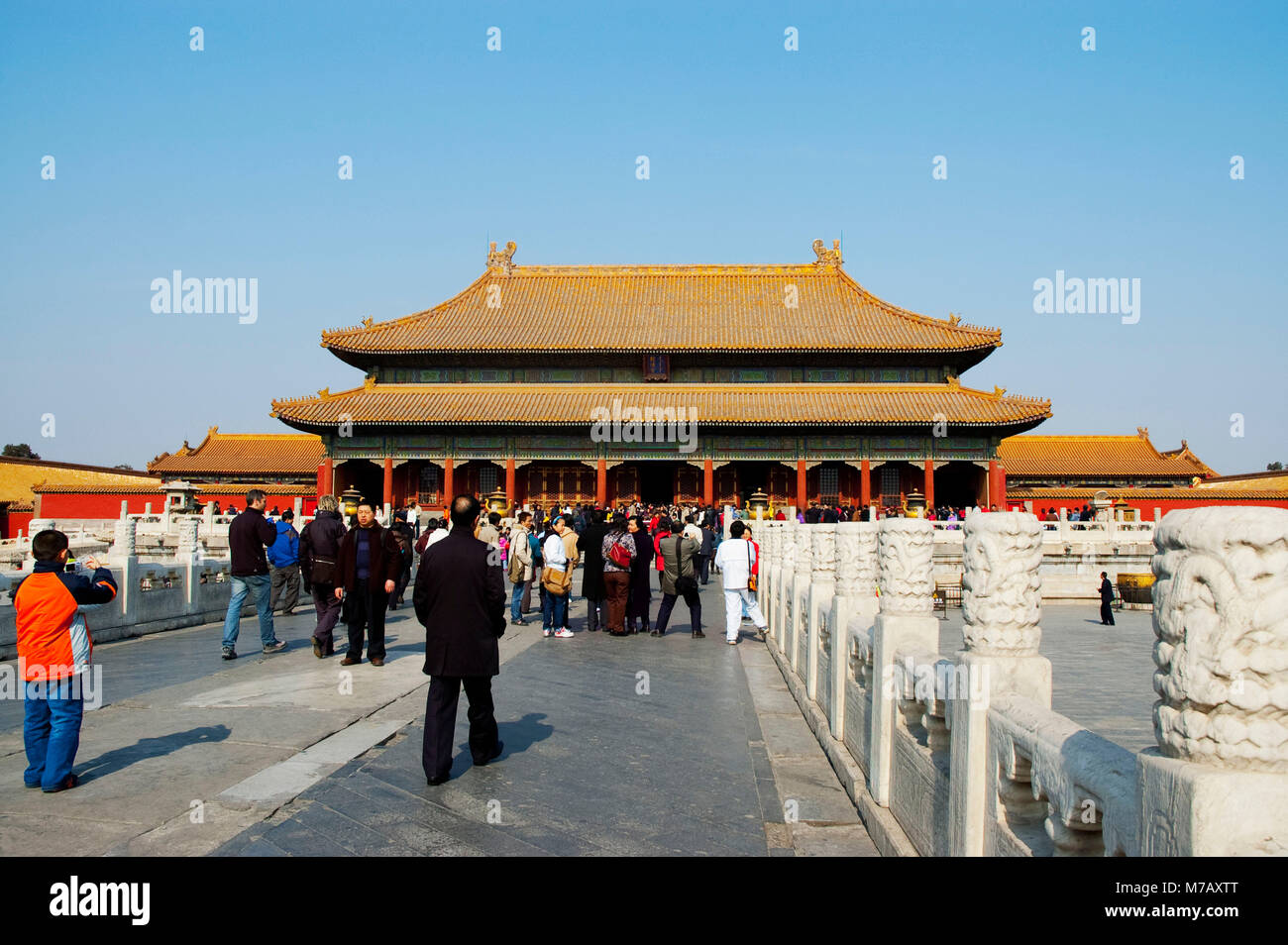 Les touristes au Hall de préserver l'harmonie, la Cité Interdite, Pékin, Chine Banque D'Images