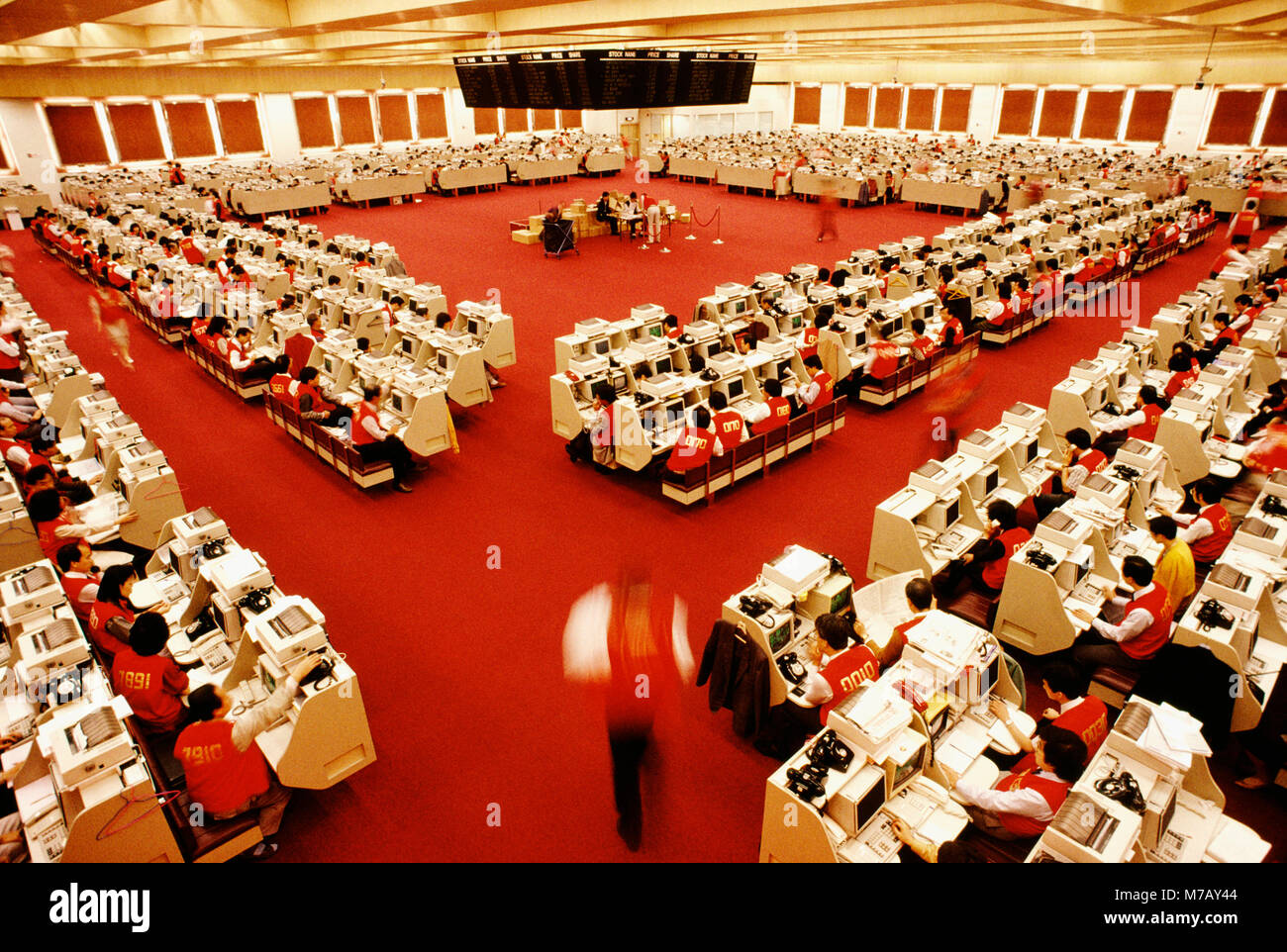 Hommes et de femmes d'affaires et travailler à une bourse, Hong Kong, Chine Banque D'Images