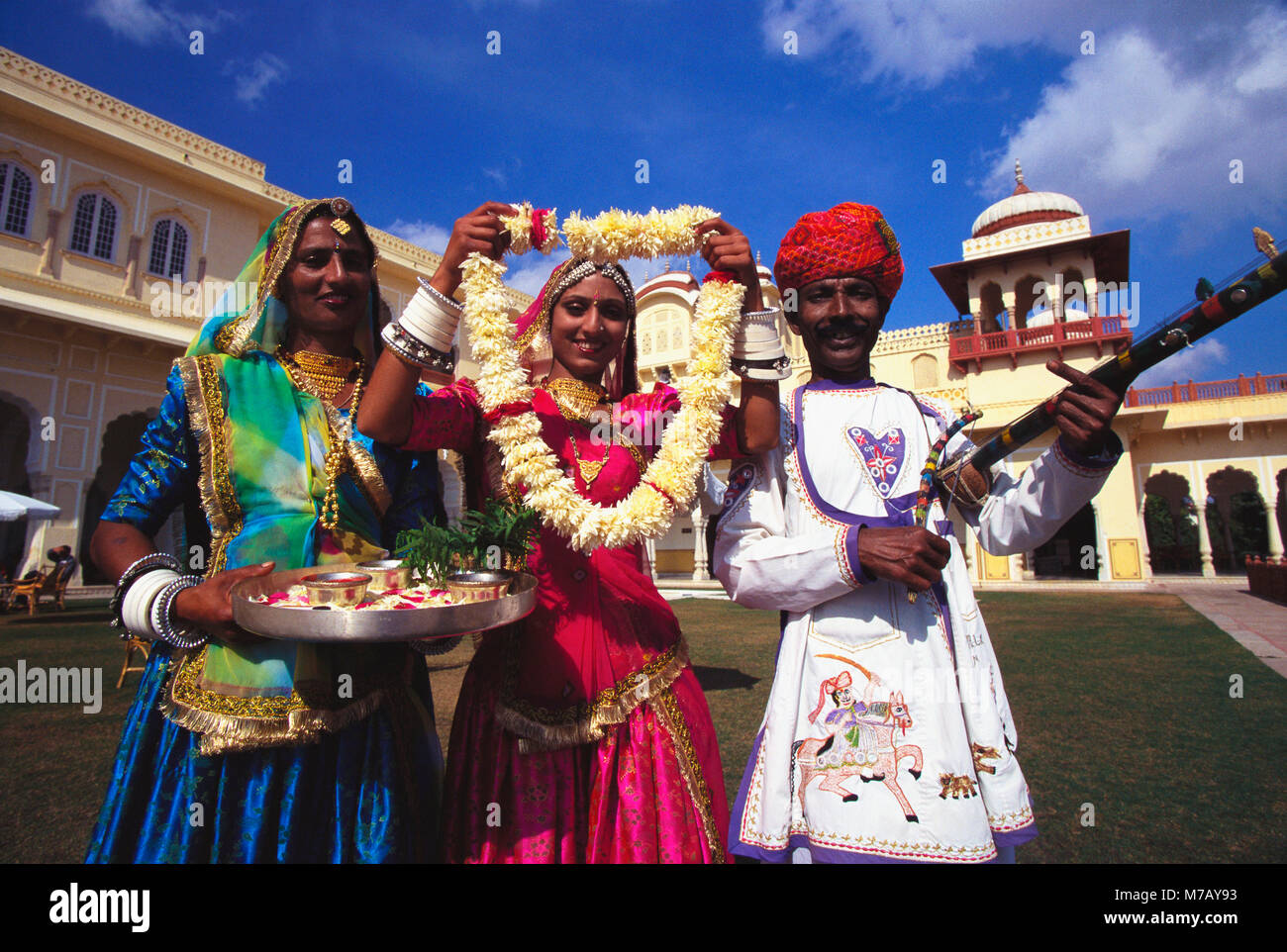 Portrait of a Mid adult man avec deux jeunes femmes accueil, Jaipur, Rajasthan, Inde Banque D'Images