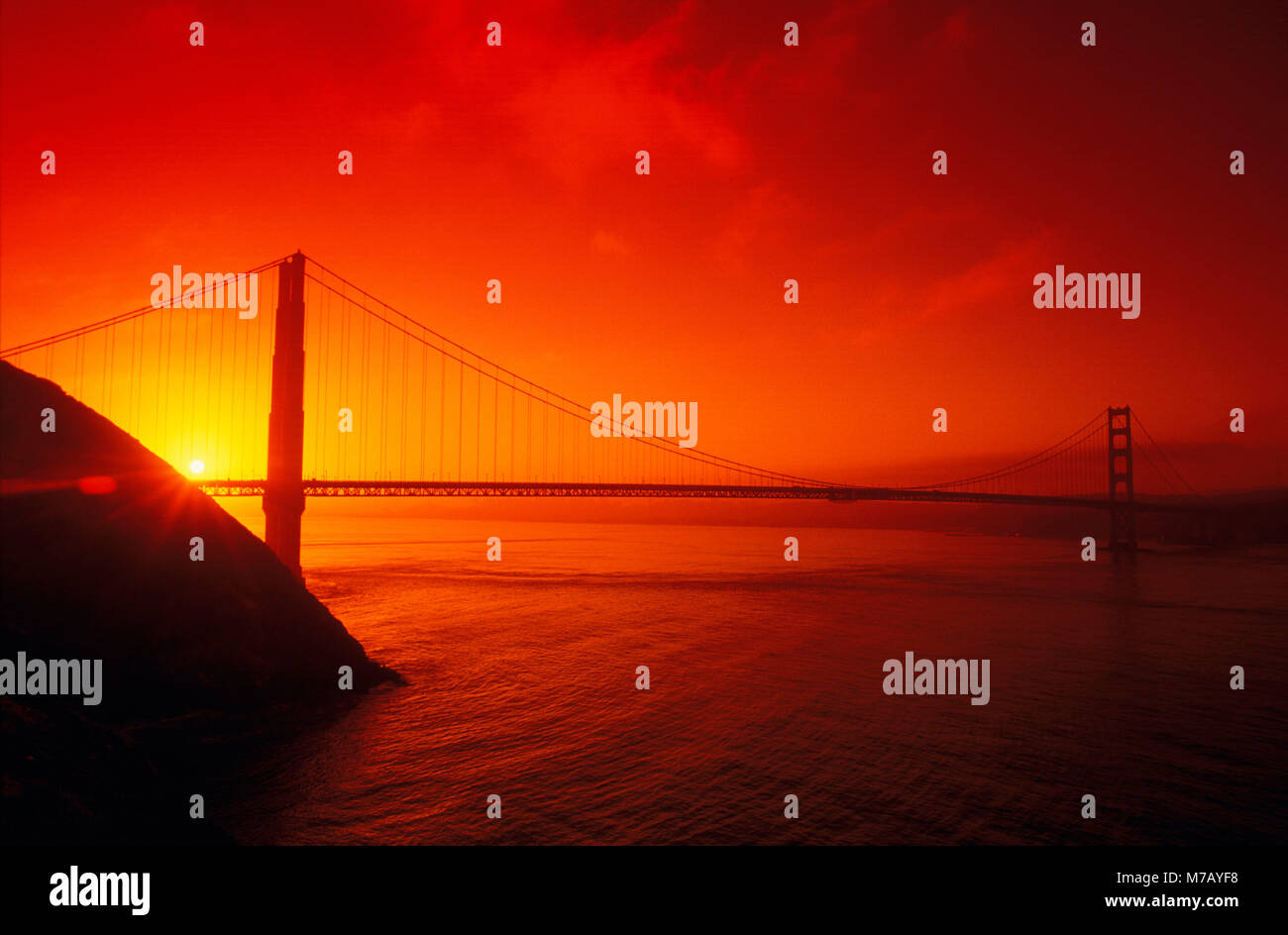 Silhouette d'un pont suspendu au crépuscule, le Golden Gate Bridge, San Francisco, California, USA Banque D'Images