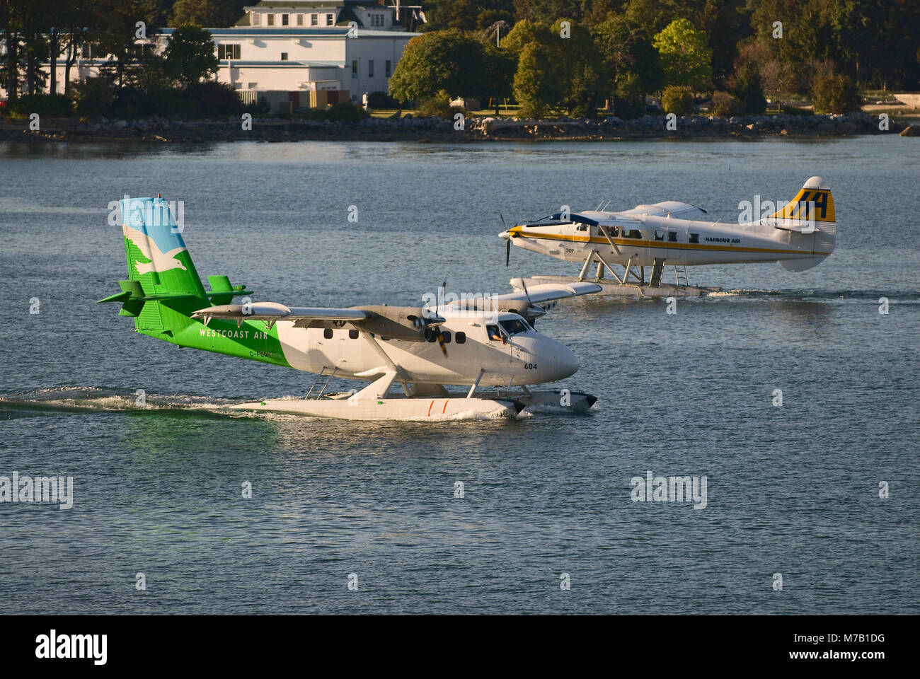Deux hydravions, un Twin Otter d'air de Westcoast (premier plan) et un turbo Otter Harbour Air Taxi, l'un par l'autre dans le quartier de Vancouver Coal Harbour. (Crédit Image : © Bayne Stanley/ZUMApress.com) Banque D'Images