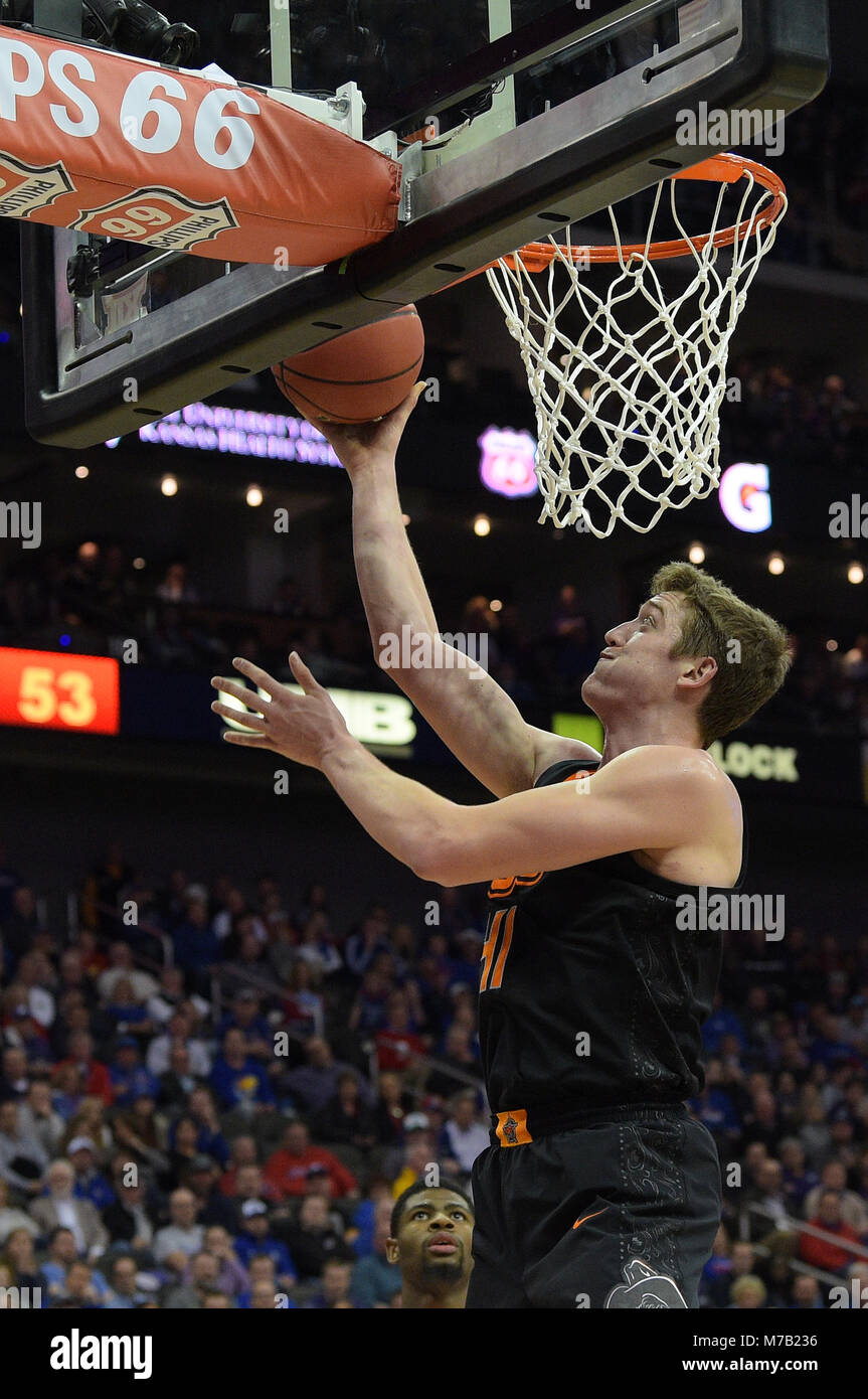 Kansas City, Missouri, États-Unis. 05Th Mar, 2018. Oklahoma State Cowboys avant Mitchell Solomon (41) prend la balle au panier pour deux points au cours de la 2018 Phillips 66 Big 12 Quart de championnat de basket-ball match entre le Kansas Jayhawks et l'Oklahoma State Cowboys au Sprint Center à Kansas City, Missouri. Kendall Shaw/CSM/Alamy Live News Banque D'Images