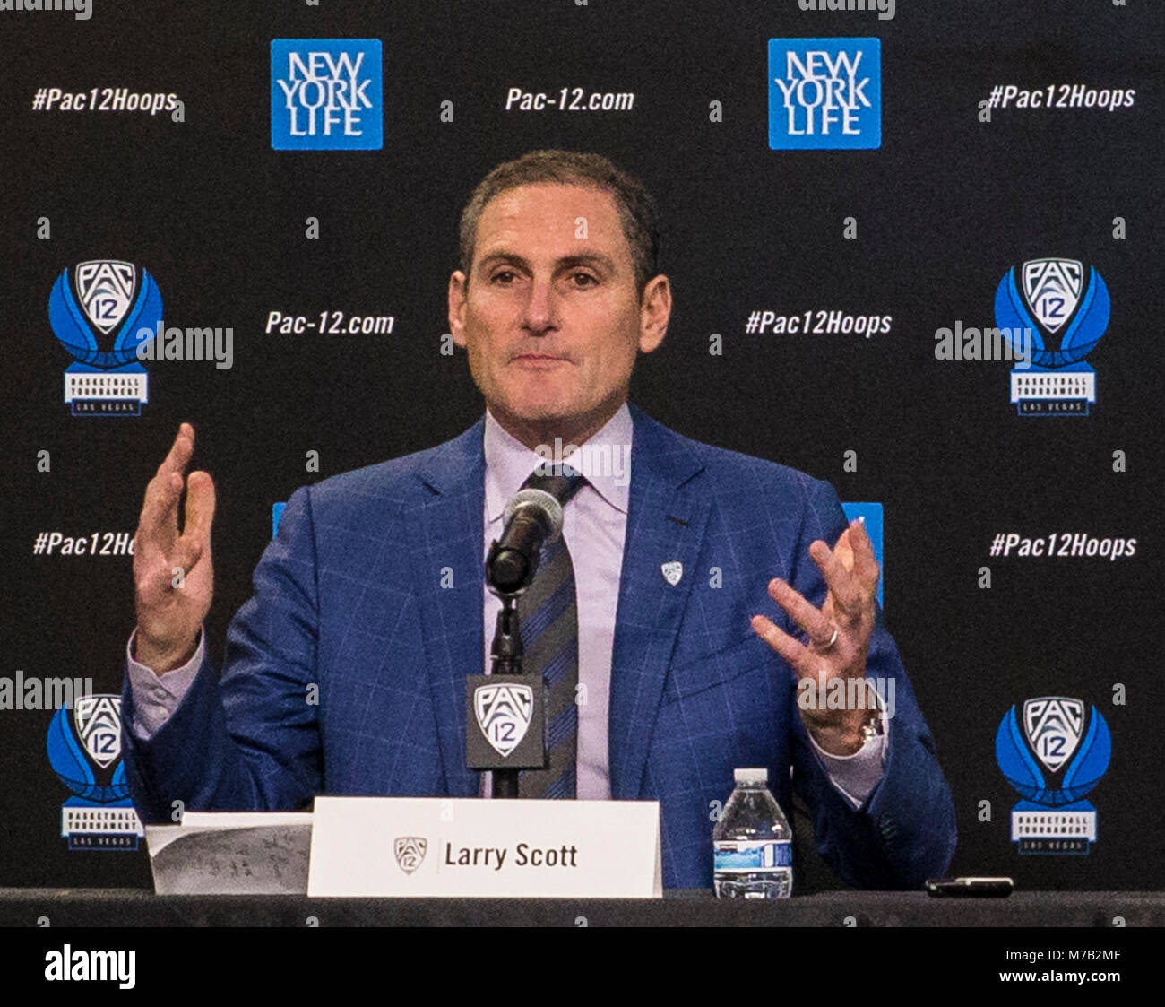 Mar 08 2018 Las Vegas, NV, États-Unis d'CIP 12 Commissaire Larry Scott. En 2019 CIP 12 le basket-ball féminin aura lieu au MGM Grand Garden Arena, où nous avons joué les hommes auparavant, et l'édition 2020 sera au Mandalay Bay, qui se trouve également être le lieu d'un franchise WNBA, qui était l'une des autres raisons pour lesquelles nous sommes ravis à l'idée de Las Vegas. Ils ont un engagement à l'égard des femmes avec de basket-ball de la WNBA. Et il va sans dire que beaucoup de choses passionnantes qui se passe ici dans l'univers des sports et loisirs. Larry Scott Commissaire lors de la CIP 12 NCAA Men's Basketball Tournament à T Banque D'Images