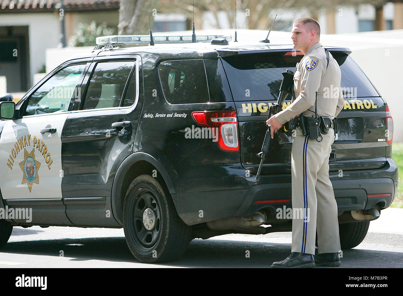 Yountville, CA, USA. Mar 9, 2018. La California Highway Patrol patrouilles bureau le périmètre d'un tireur actif incident à la maison des anciens combattants de la Californie à Yountville, vendredi matin. Un homme armé a été signalé sur l'installation d'un fusil et a été dit d'avoir pris un certain nombre de personnes en otage. Credit : Napa Valley Inscription/ZUMA/Alamy Fil Live News Banque D'Images