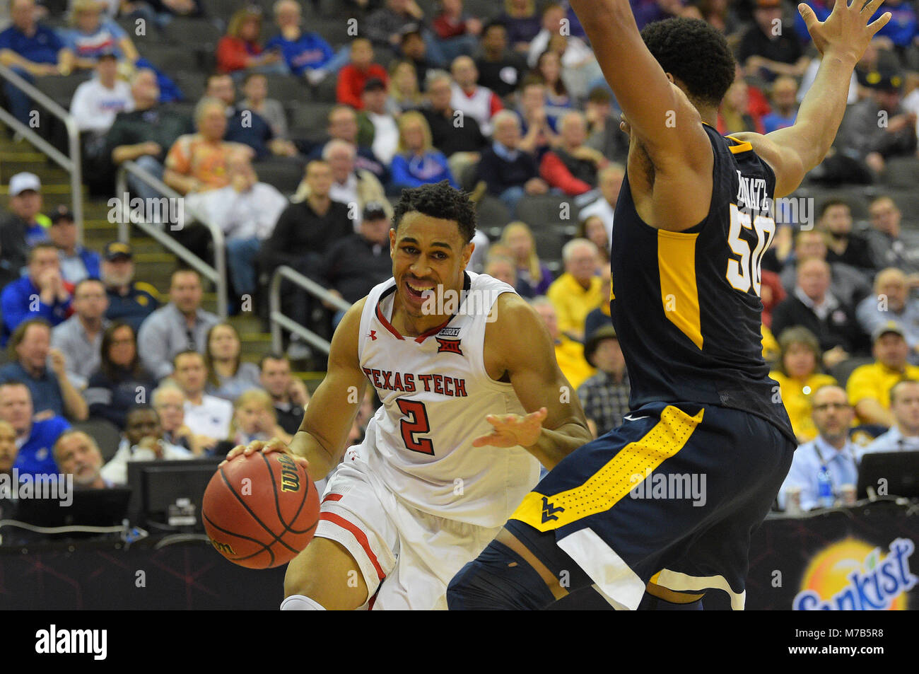 Kansas City, Missouri, États-Unis. 09Th Mar, 2018. Texas Tech Red Raiders guard Zhaire Smith (2) disques durs pour le panier passé la West Virginia Mountaineers avant Sagaba Konate (50) au cours de la Phillips 2018 66 12 Big Men's Basketball Championship match de demi-finale entre le West Virginia Mountaineers et le Texas Tech Red Raiders au Sprint Center à Kansas City, Missouri. Kendall Shaw/CSM/Alamy Live News Banque D'Images