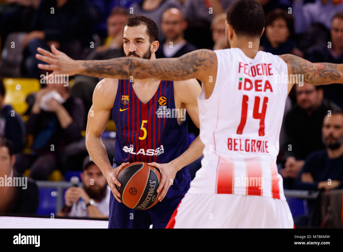 Barcelone, Espagne. Mar 9, 2018. Pau Ribas, # 5 de Lassa FC Barcelone en action avec James Feldeine, # 14 de Crvena Zvezda Belgrade mts au cours de la Turkish Airlines EuroLeague 2017-2018 Saison régulière 25 Ronde match entre le FC Barcelone et Lassa Stade Crvena Zvezda Belgrade mts au Palau Blaugrana, le 9 mars 2018 à Barcelone, Espagne. Credit : UKKO Images/Alamy Live News Banque D'Images