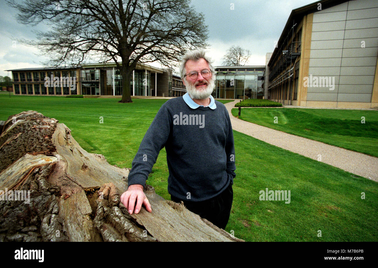 Fichier : 9e Mar, 2018. Photo prise : Cambridge, UK.Mai 1999 (date précise inconnue). Sir John Sulston photographié au Sanger Center, Cambridge. Le Projet du génome humain. Il a été annoncé aujourd'hui, le 9 mars 2018 que Sir John Sulston est décédé. Sulston a reçu le Prix Nobel pour ses travaux de recherche sur le génome humain. Crédit : BRIAN HARRIS/Alamy Live News Banque D'Images