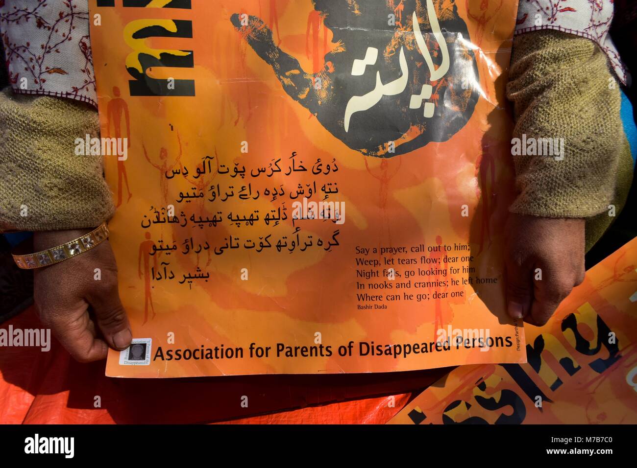 Srinagar, Inde. Mar 10, 2018. Un parent est titulaire d'une affiche au cours d'une manifestation organisée par l'Association des Parents de personnes disparues (APDP) à Srinagar, Cachemire sous administration indienne. Les membres de l'APDP réunis pour la manifestation mensuelle et exigé la création d'une commission indépendante pour enquêter sur les disparitions dans la région. Credit : Saqib Majeed/SOPA Images/ZUMA/Alamy Fil Live News Banque D'Images