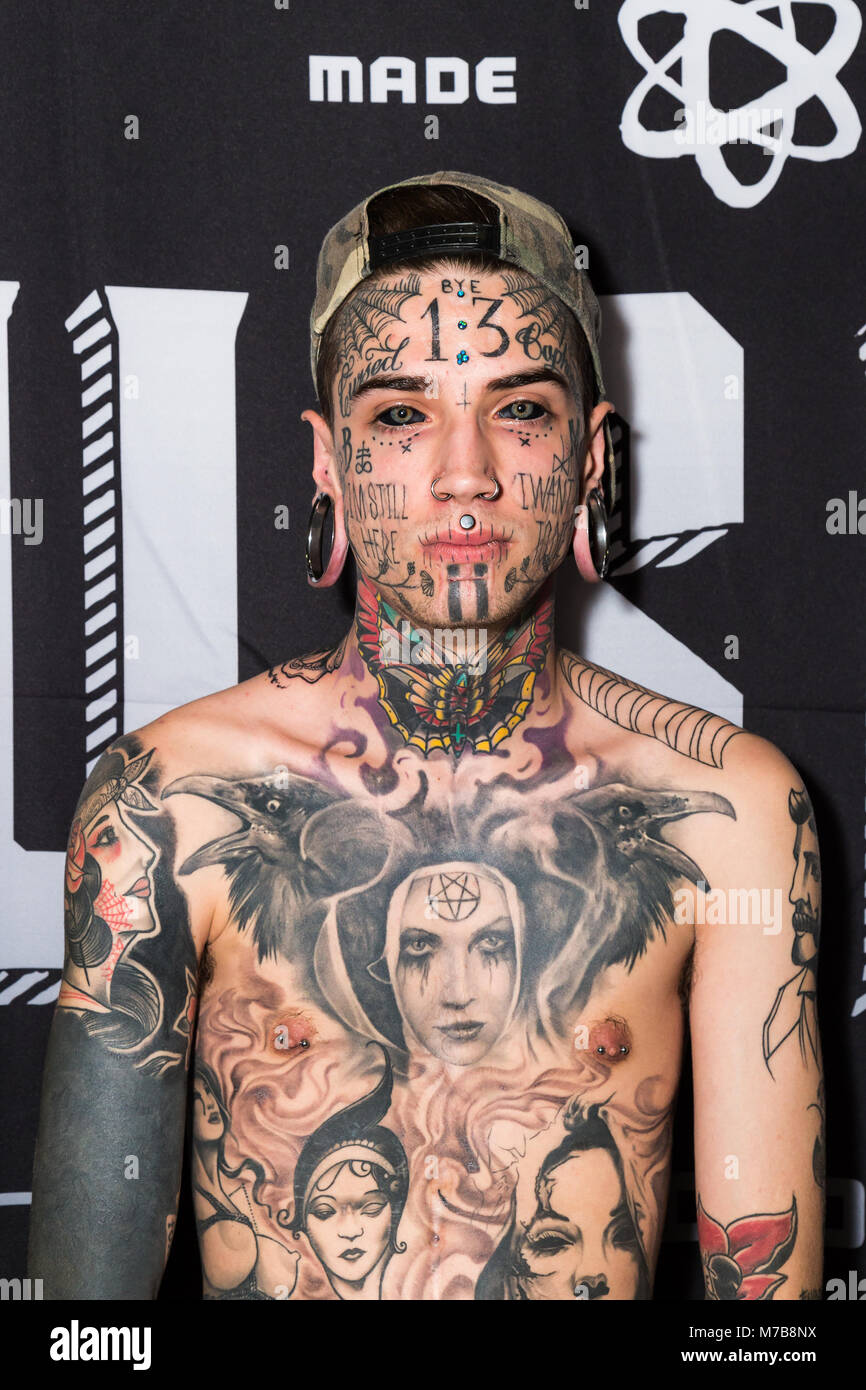 Tatouage Visage Homme Un jeune homme aux lobes de l'oreille et fortement tatoué poitrine et le  visage ajoute à sa collection de tatouage à l'Australian Tattoo Expo,  International Convention Centre, Darling Harbour, Sydney. Cet événement