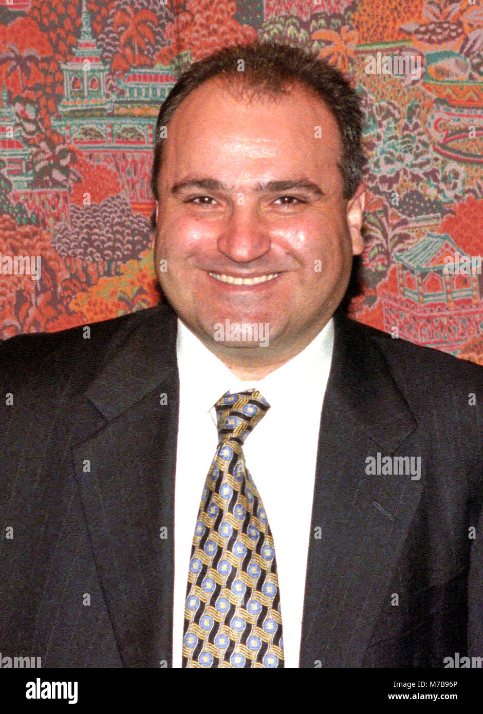 Déposée - Dossier photo de George Nader parlant à un Moyen-orient Insight cas à Washington, DC Le 17 juin 1998. Nader, un Lebanese-American businessman, est un conseiller de Prince Mohammed bin Zayed Al Nahyan des Emirats arabes unis (EAU), et qui l'année dernière était un visiteur fréquent à la Maison Blanche, l'Atout est maintenant un centre de l'enquête menée par Robert Mueller. Credit : Ron Sachs/CNP - AUCUN FIL SERVICE - Photo : Ron Sachs/consolidé Nouvelles Photos/Ron Sachs - CNP Banque D'Images