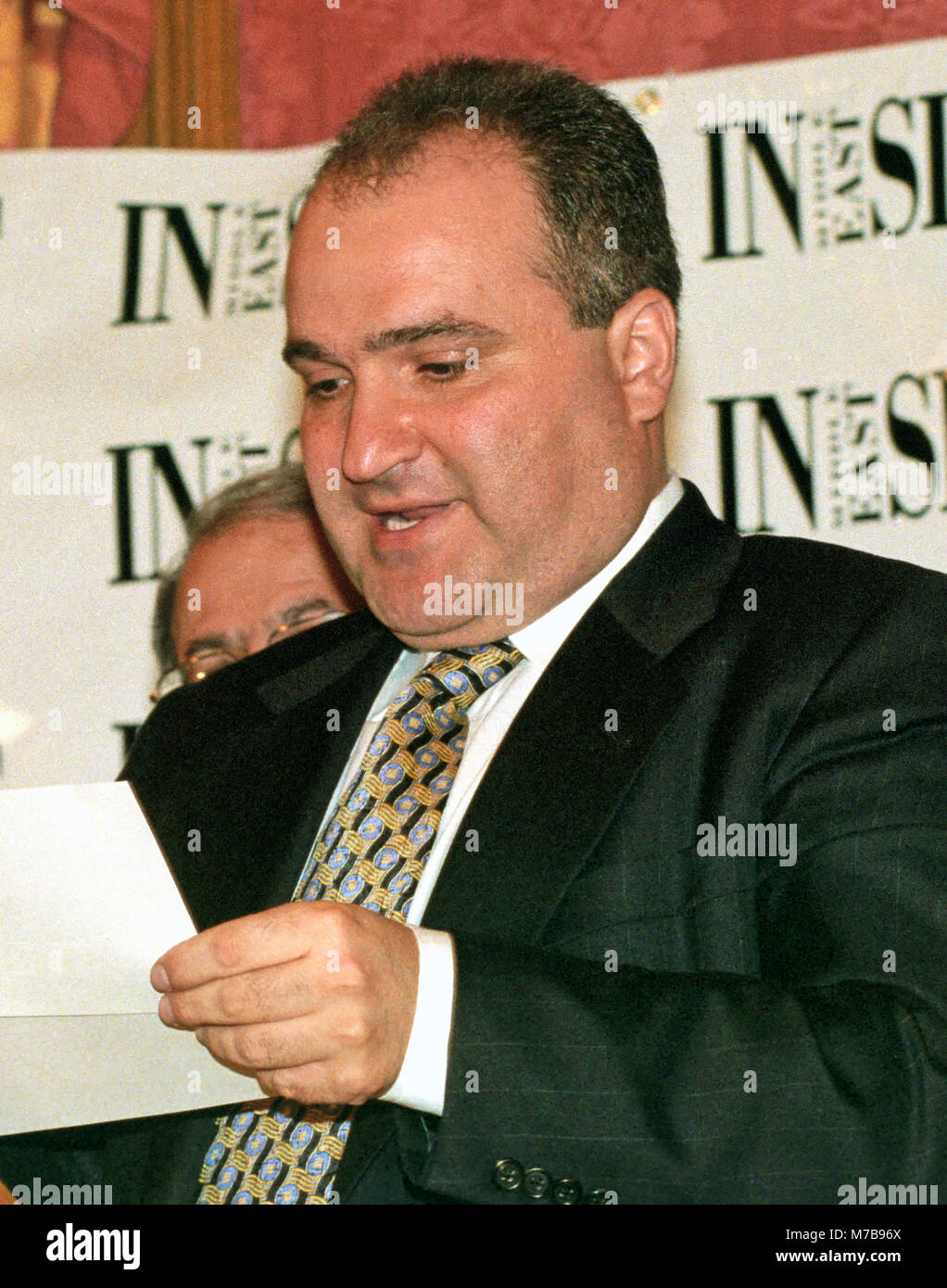 Déposée - Dossier photo de George Nader dans un Moyen-orient Insight cas à Washington, DC Le 17 juin 1998. Nader, un Lebanese-American businessman, est un conseiller de Prince Mohammed bin Zayed Al Nahyan des Emirats arabes unis (EAU), et qui l'année dernière était un visiteur fréquent à la Maison Blanche, l'Atout est maintenant un centre de l'enquête menée par Robert Mueller. Credit : Ron Sachs/CNP - AUCUN FIL SERVICE - Photo : Ron Sachs/consolidé Nouvelles Photos/Ron Sachs - CNP Banque D'Images