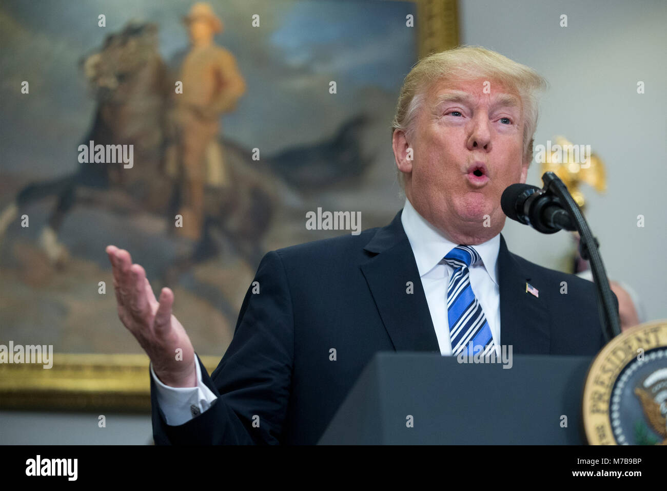 Le président américain, Donald J. Trump prononce une allocution avant la signature d'une déclaration présidentielle sur l'acier et l'aluminium dans les tarifs douaniers, Roosevelt Room de la Maison Blanche à Washington, DC, USA, 08 mars 2018. Le président Trump est l'imposition de droits de douane sur les importations d'acier et d'aluminium. La décision d'imposer des tarifs douaniers sur le Canada ou le Mexique ne sera pas décidé jusqu'à ce que les négociations sur l'Accord de libre-échange nord-américain (ALENA). Crédit : Michael Reynolds/Piscine via CNP - AUCUN FIL SERVICE - Photo : Michael Reynolds/consolidé Nouvelles Photos/Michael Reynolds - Piscine via CNP Banque D'Images