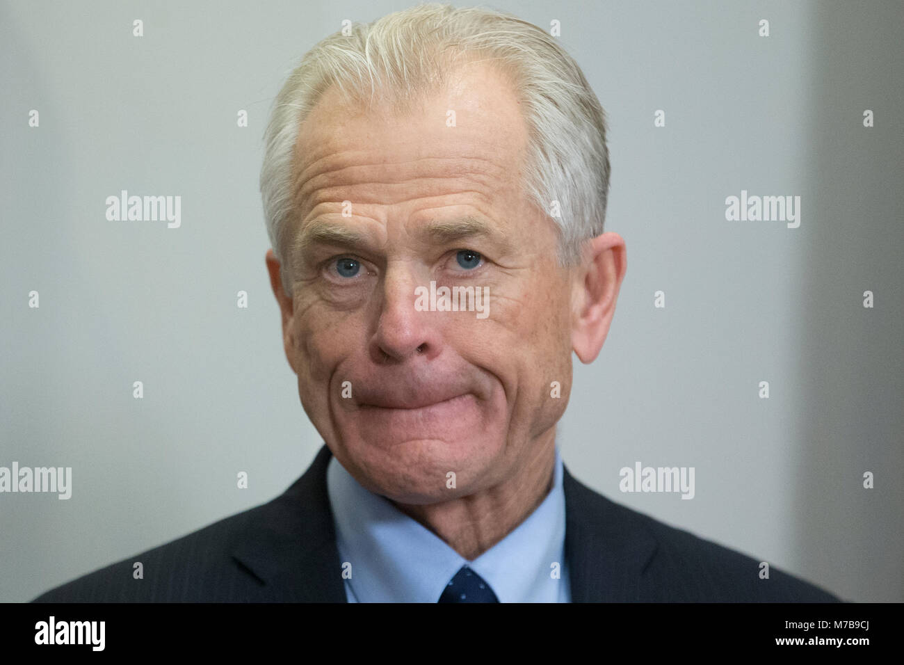 Directeur de la Maison Blanche du Conseil de commerce national Peter Navarro assiste à la signature d'une déclaration présidentielle sur l'acier et l'aluminium les tarifs douaniers par le président américain, Donald J. Trump, dans la Roosevelt Room de la Maison Blanche à Washington, DC, USA, 08 mars 2018. Le président Trump est l'imposition de droits de douane sur les importations d'acier et d'aluminium. La décision d'imposer des tarifs douaniers sur le Canada ou le Mexique ne sera pas décidé jusqu'à ce que les négociations sur l'Accord de libre-échange nord-américain (ALENA). Crédit : Michael Reynolds/Piscine via CNP - AUCUN FIL SERVICE - Photo : Michael Reynolds/consolidé Nouvelles Photos/Michael Reynolds - Banque D'Images