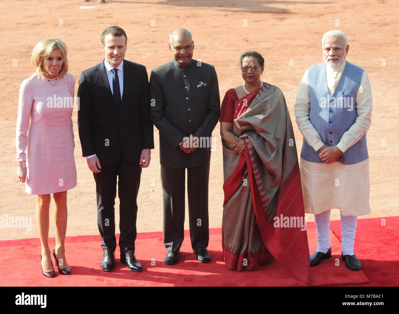 New Delhi, Inde. Mar 10, 2018. Le président français, Emmanuel Macron (2L) et sa femme Brigitte Macron (1re L), Président de l'Inde Ram Nath Kovind (C) et sa femme Kovind Savita (2e R) et le Premier Ministre indien Narendra Modi assister à une cérémonie de réception à l'Indien palais présidentiel à New Delhi, Inde, le 10 mars 2018. L'Inde et la France a signé 14 accords de coopération en tant que premier ministre Narendra Modi a eu des entretiens avec le président français en visite, Emmanuel Macron ici le samedi. Credit : Partha Sarkar/Xinhua/Alamy Live News Banque D'Images