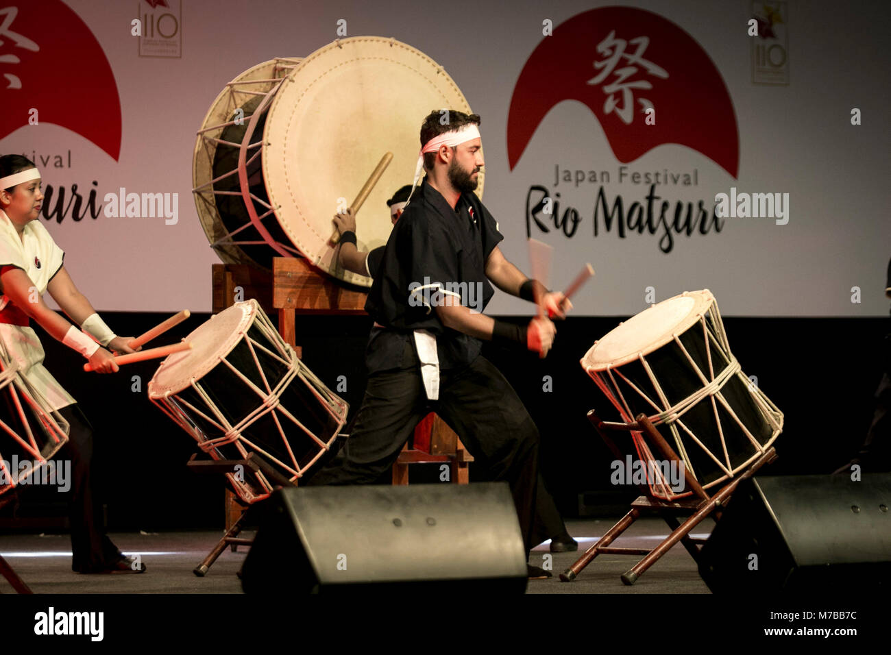 Rio de Janeiro, Brésil. Mar 10, 2018. Pour la première fois, la ville de Rio de Janeiro accueille le Festival Matsuri Japon Rio, un événement de la culture japonaise qui a lieu dans plusieurs villes du pays, principalement dans les États de São Paulo et de Paraná, tenue au Riocentro à Rio de Janeiro, RJ. Dans la photo : Présentation de l'indice Nikkei de Taiko River Crédit : André Horta/FotoArena/Alamy Live News Banque D'Images
