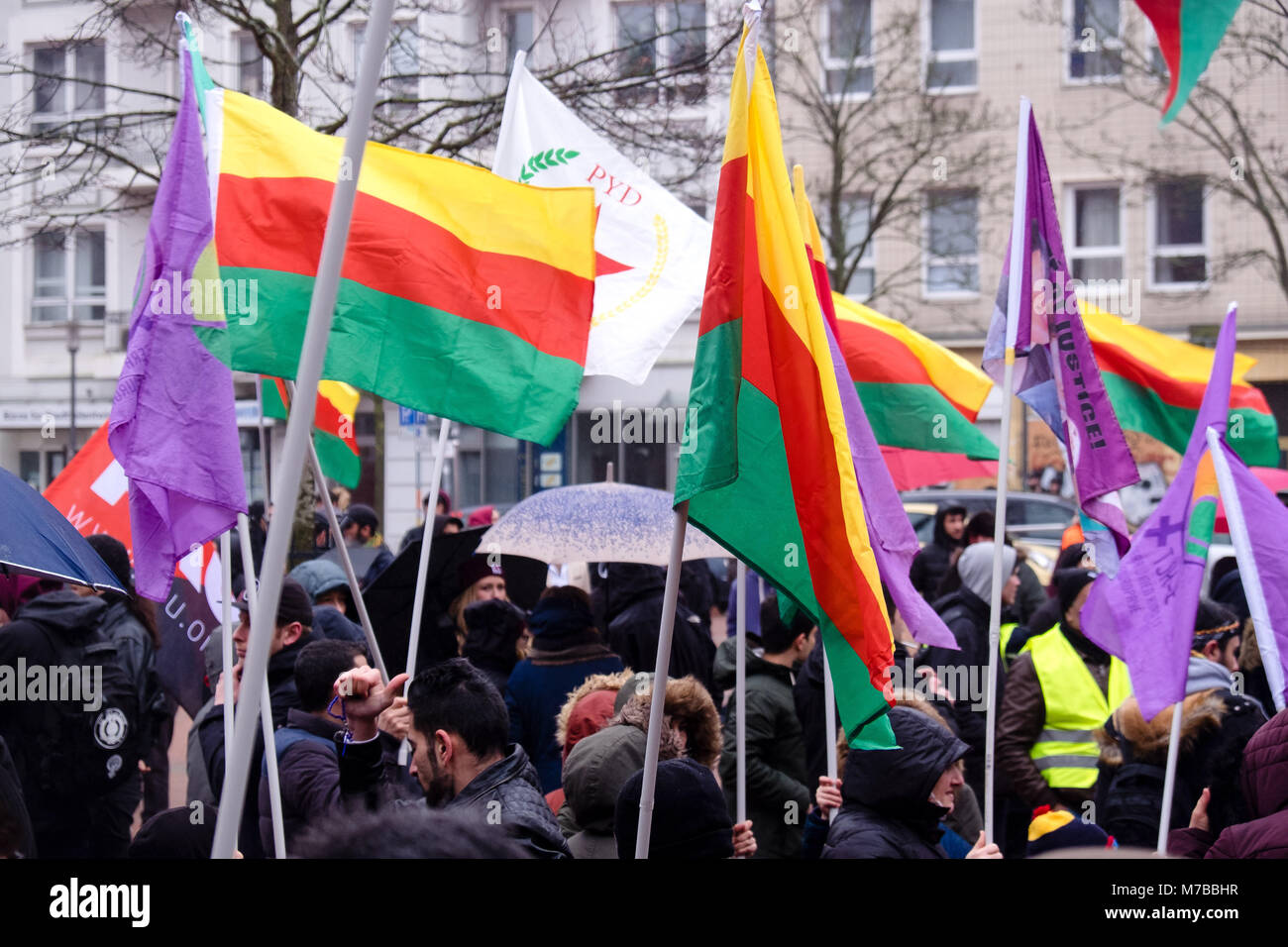 10 mars 2018, l'Allemagne, Kiel : manifestants portent des drapeaux Kurdes comme ils mars contre la récente offensive militaire turque dans la région kurde-tenue d'Afrin en Syrie. Photo : Frank Molter/dpa Banque D'Images