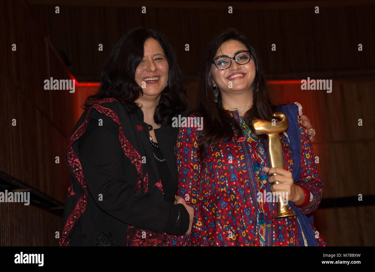 Londres, Royaume-Uni. 10 mars, 2018. En brut, fondateur de guerre Mariana Katzarova félicite gauche militante pakistanaise Gulalai Ismail après qu'elle a reçu le Prix Anna Politkovskaya 2017 au cours de l'événement spécial 'refusant d'être réduites au silence", une partie de WOW - Femmes du monde festival, à le Southbank Centre à Londres, le prix annuel est présenté par l'organisation de défense des droits en matières premières (guerre atteindre toutes les femmes dans la guerre) qui prend en charge les femmes défenseurs des droits humains qui travaillent dans des lieux de guerre et de conflit. Credit : Suzanne Plunkett/Alamy Live News Banque D'Images