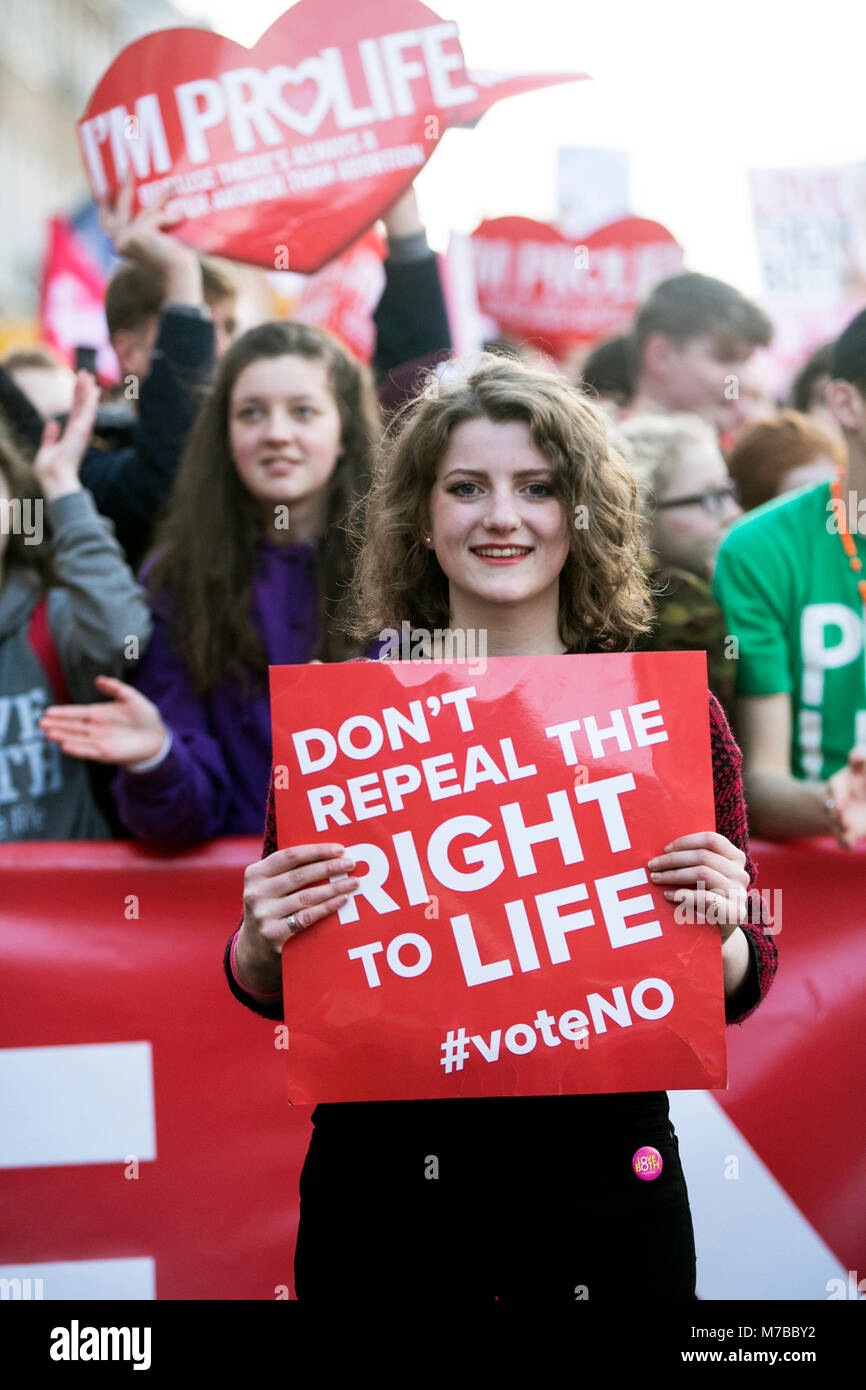 Dubin, Irlande. Mar 10, 2018. Rassemblement anti avortement, Dublin en Irlande. Les partisans pro-vie mars à Dublin City aujourd'hui, sur leur façon de Leinster House (Dail/Parlement), pour une réunion de masse dans les rues. Des dizaines de milliers de personnes sont attendues à la manifestation, qui est en opposition à la proposition des Gouvernements irlandais d'organiser un référendum pour abroger l'amendement 8 de la Constitution, qui interdit l'avortement et la remplacer par une loi qui permettrait aux femmes enceintes d'accéder aux services d'avortement. Photo : Sam Boal/RollingNews RollingNews.ie : Crédit.ie/Alamy Live News Banque D'Images