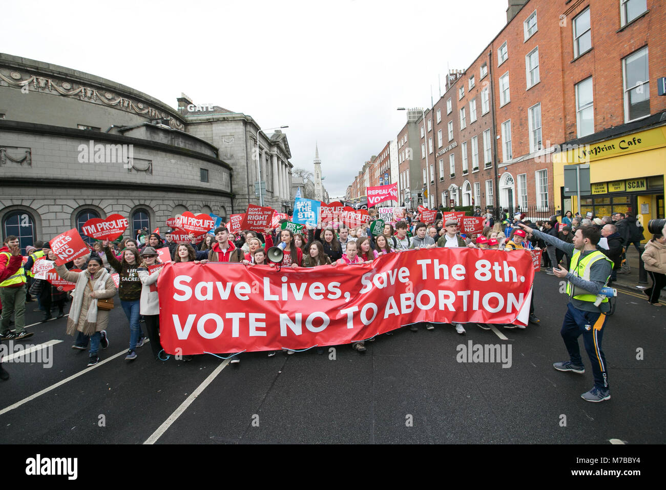 Dubin, Irlande. Mar 10, 2018. Rassemblement anti avortement, Dublin en Irlande. Les partisans pro-vie mars à Dublin City aujourd'hui, sur leur façon de Leinster House (Dail/Parlement), pour une réunion de masse dans les rues. Des dizaines de milliers de personnes sont attendues à la manifestation, qui est en opposition à la proposition des Gouvernements irlandais d'organiser un référendum pour abroger l'amendement 8 de la Constitution, qui interdit l'avortement et la remplacer par une loi qui permettrait aux femmes enceintes d'accéder aux services d'avortement. Photo : Sam Boal/RollingNews RollingNews.ie : Crédit.ie/Alamy Live News Banque D'Images