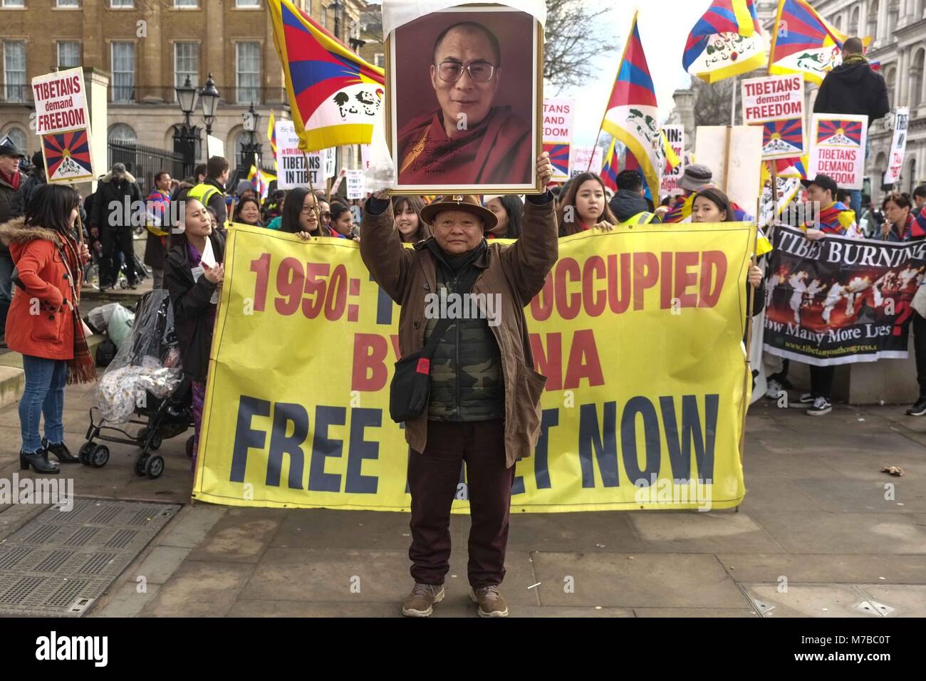 Londres, Royaume-Uni. 10 mars 2018 : Sur le 59e anniversaire de l'insurrection tibétaine contre le régime chinois, des centaines de manifestants se rassemblent en face de Downing Street et appeler le gouvernement britannique à mettre fin à l'occupation du Tibet par la Chine. Credit : Claire Doherty/Alamy Live News Banque D'Images