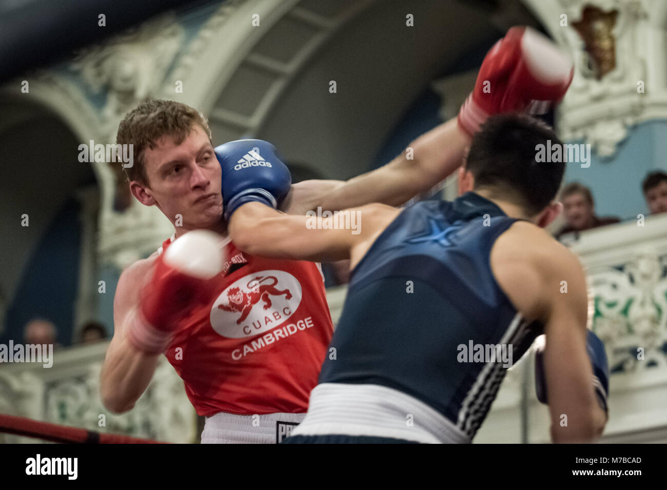 Oxford, UK. 9 mars, 2018. Christopher Huang (bleu, Oxford) v Dominic Hall (rouge, Cambs) Oxford vs Cambridge. 111e match de boxe universitaire à Oxford Town Hall. Crédit : Guy Josse/Alamy Live News Banque D'Images