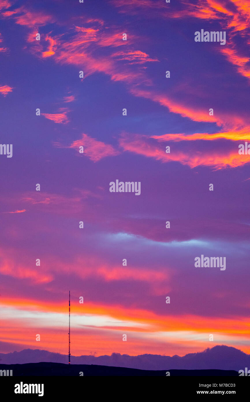 Flintshire, Pays de Galles, Royaume-Uni 10 mars 2018, Météo France : Après une journée de pluie et les températures dans le deux chiffres à la fin de la journée a été récompensée par un spectaculaire coucher de soleil sur la plage de Clwydian et Moel-y-parc à Flintshire © DGDImages/Alamy Live News Banque D'Images