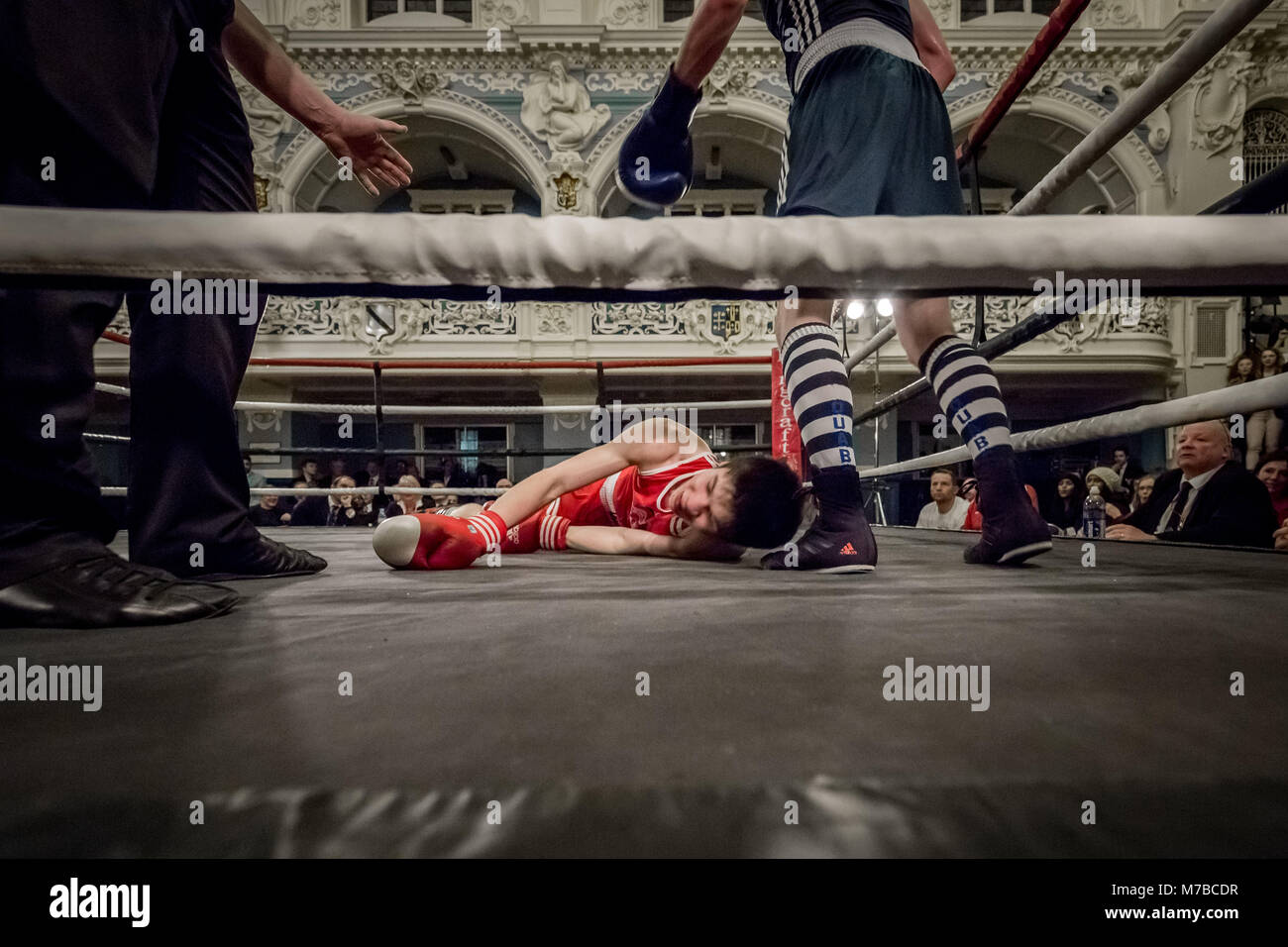 Oxford, Royaume-Uni.9th mars 2018.Oxford(bleu) contre Cambridge(rouge).Match de boxe Varsity 111th à l'hôtel de ville d'Oxford.Credit: Guy Corbishley/Alamy Live News Banque D'Images