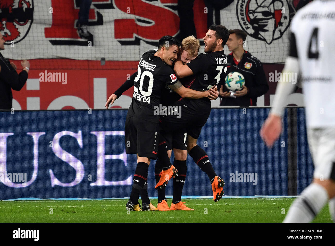 10 mars 2018, l'Allemagne, la Bundesliga : Leverkusen, Bayer Leverkusen vs Borussia Moenchengladbach à la BayArena. L'Levenkusen Mariano Charles Aranguiz (l-r), Julian Brandt et Kevin Volland célèbrent leur 2:0 objectif. Photo : Federico Gambarini/DPA - (EMBARGO SUR LES CONDITIONS - ATTENTION : En raison de la lignes directrices d'accréditation, le LDF n'autorise la publication et l'utilisation de jusqu'à 15 photos par correspondance sur internet et dans les médias en ligne pendant le match.) Banque D'Images